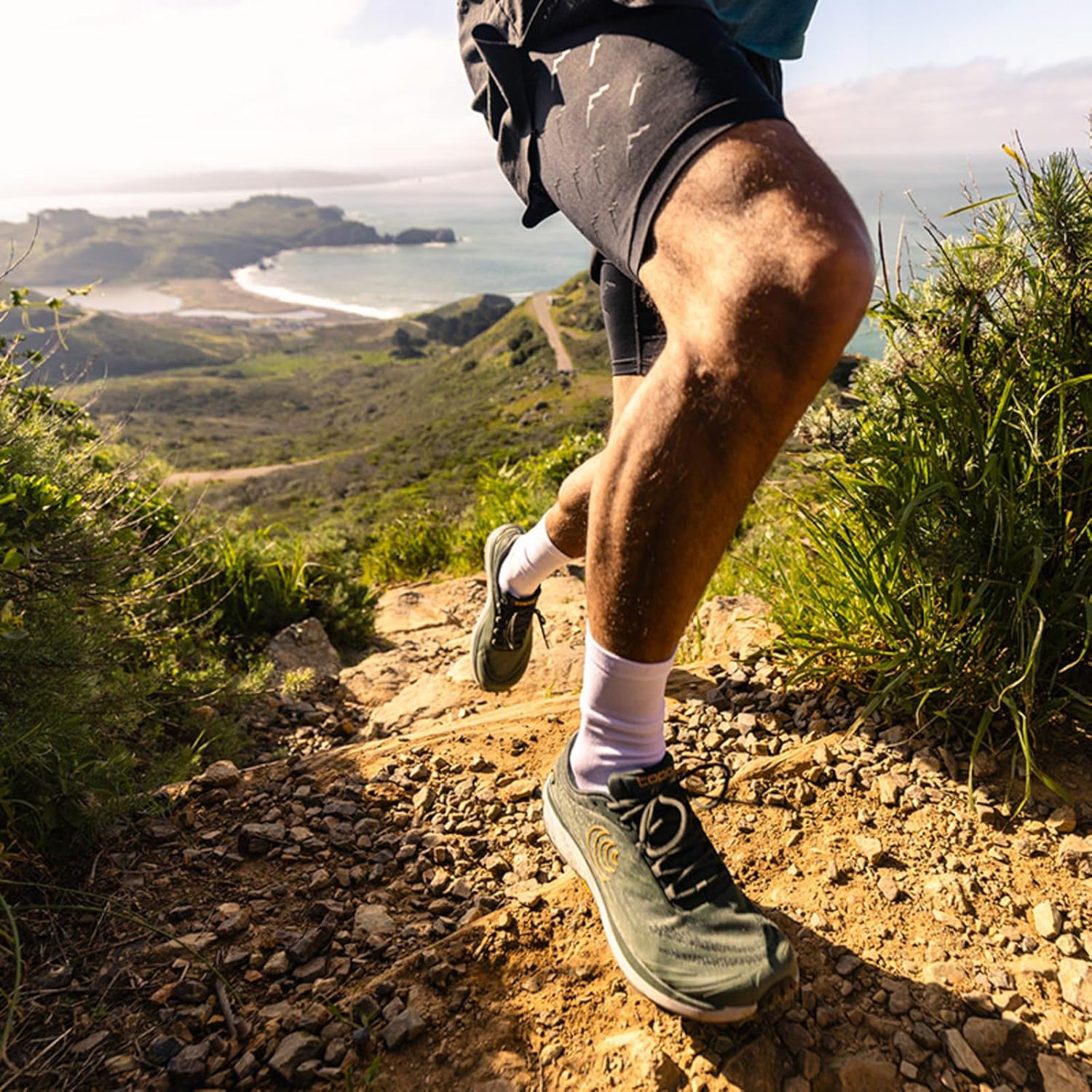 Мужские кроссовки Topo Athletic Pursuit 2 для бега - легкие шнурованные кроссовки с нулевым перепадом подошвы, спортивная обувь для трейлового бега, оранжевый/серый — фото 2