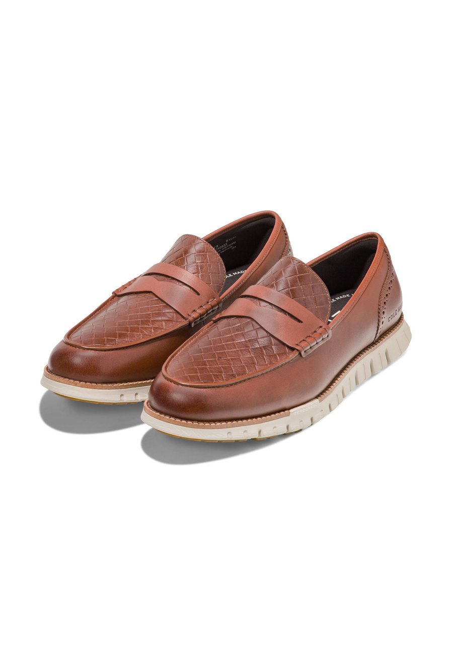 Лоферы Cole Haan ZEROGRAND REMASTERED PENNY LOAFERS, Woodbury Stamped Natural Tan Ancient Scroll/Brown — фото 2