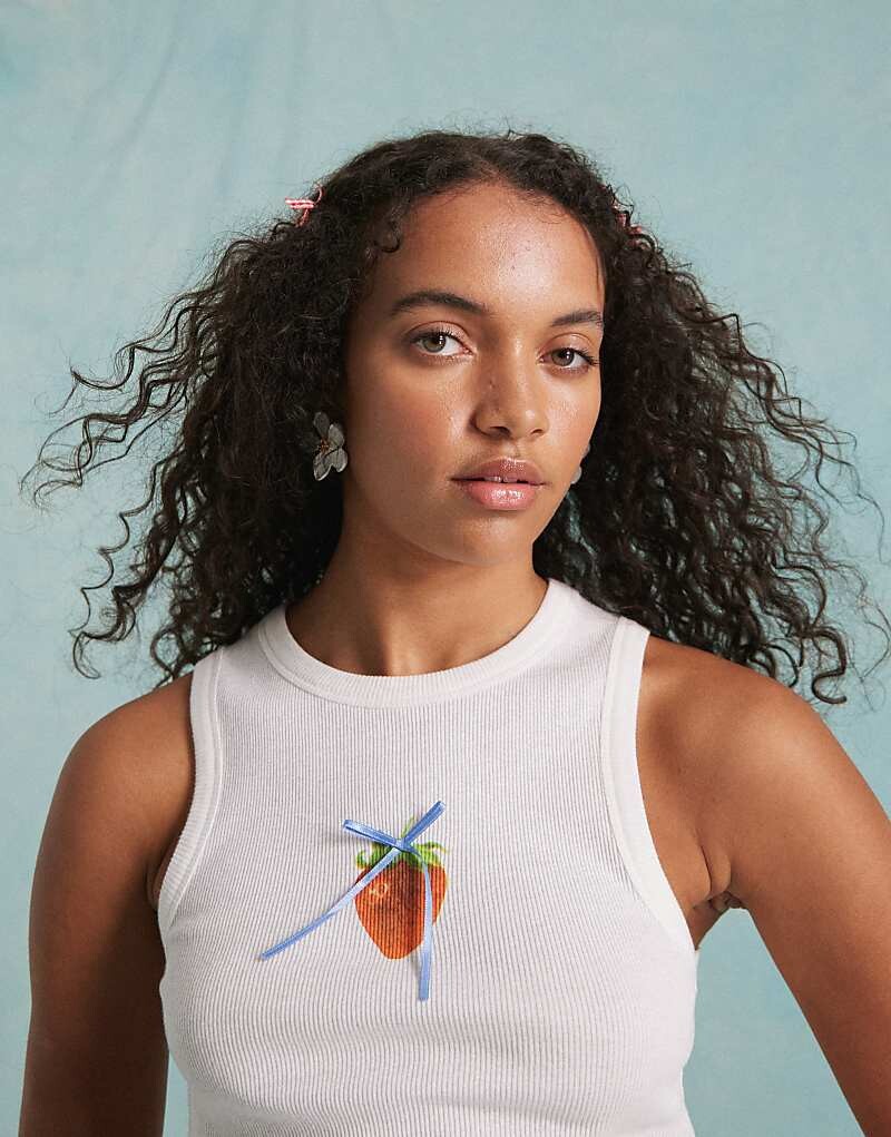 

Белая майка Miss Selfridge = с клубничным мотивом и бантом
