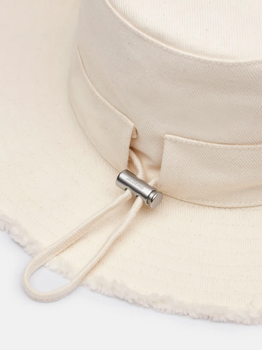 

Потертая экспедиционная шляпа Ле Боб Артишо Jacquemus, белый