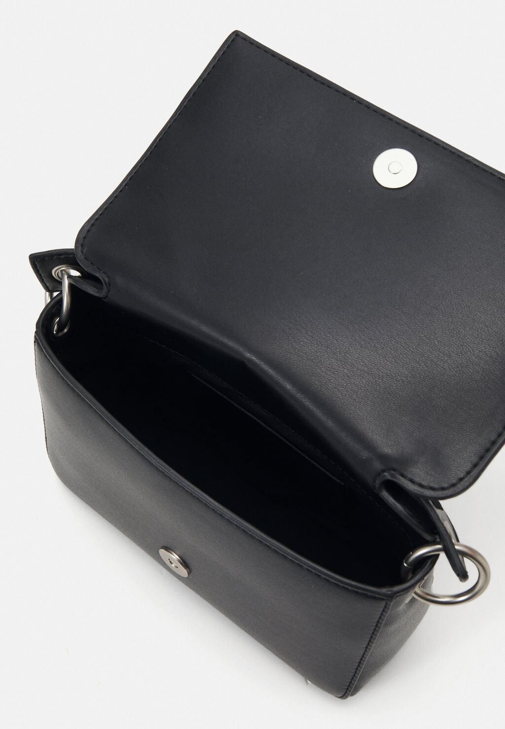 

Сумка через плечо Quilted Boxy Flap Calvin Klein, черная