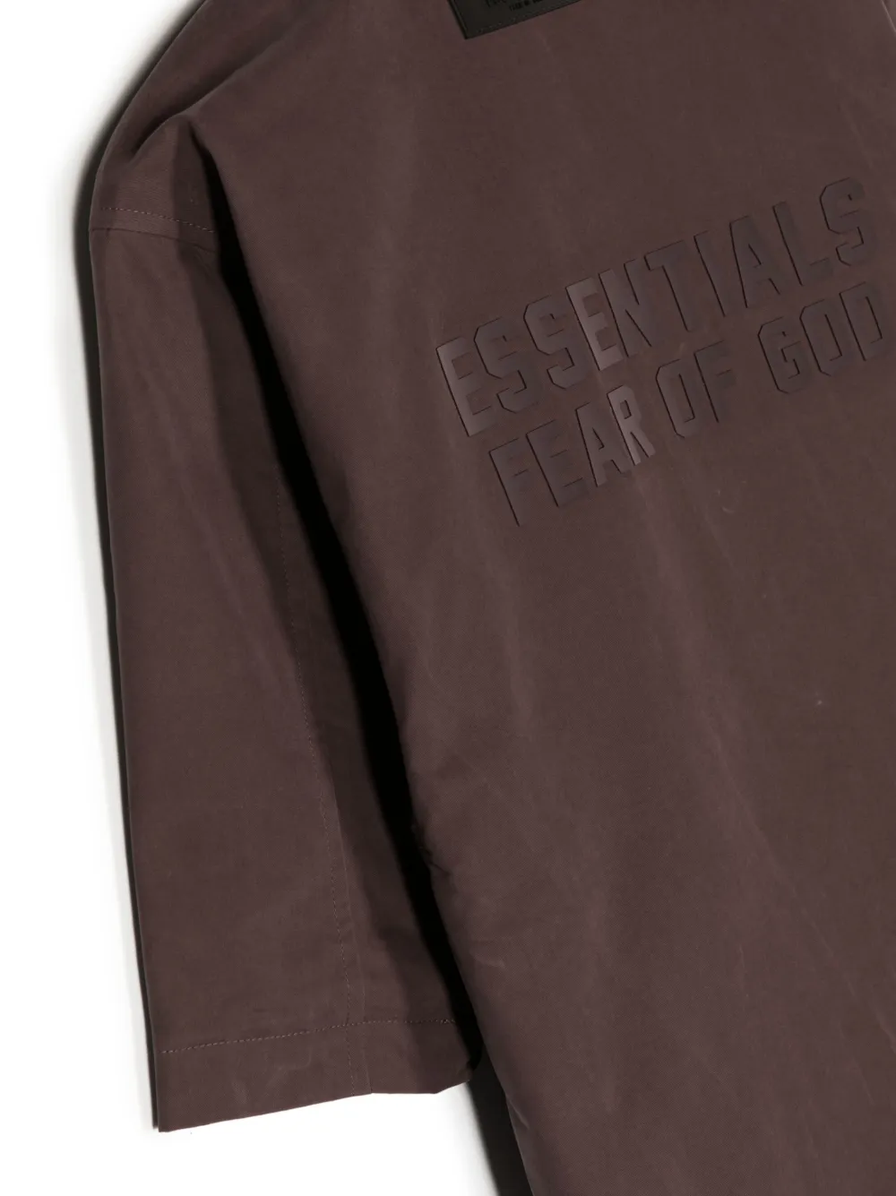 Куртка-рубашка на пуговицах с тисненым логотипом FEAR OF GOD ESSENTIALS KIDS, коричневый — фото 3