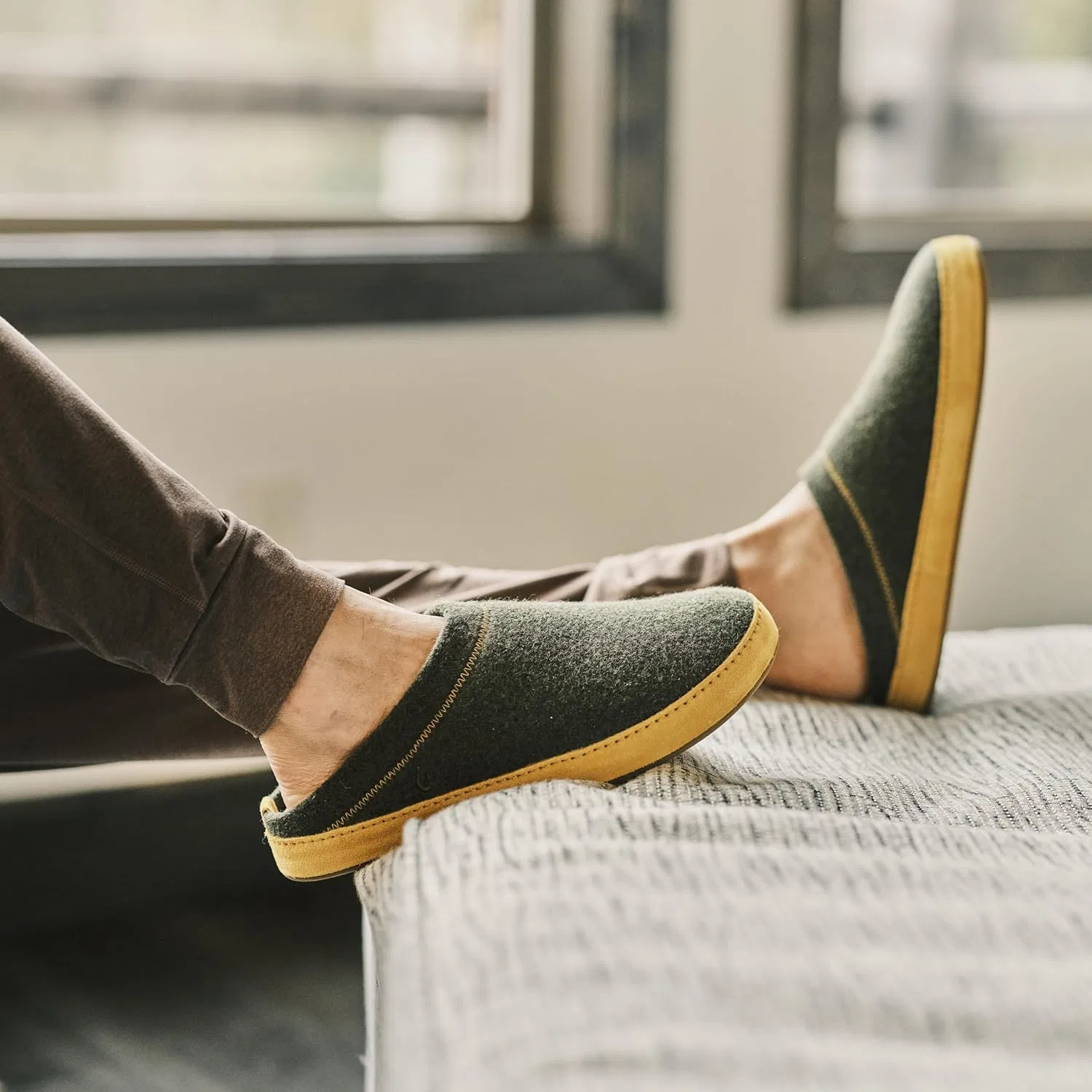 Тапочки из шерсти и овчины OLUKAI, Dusty Olive/Mustard — фото 2