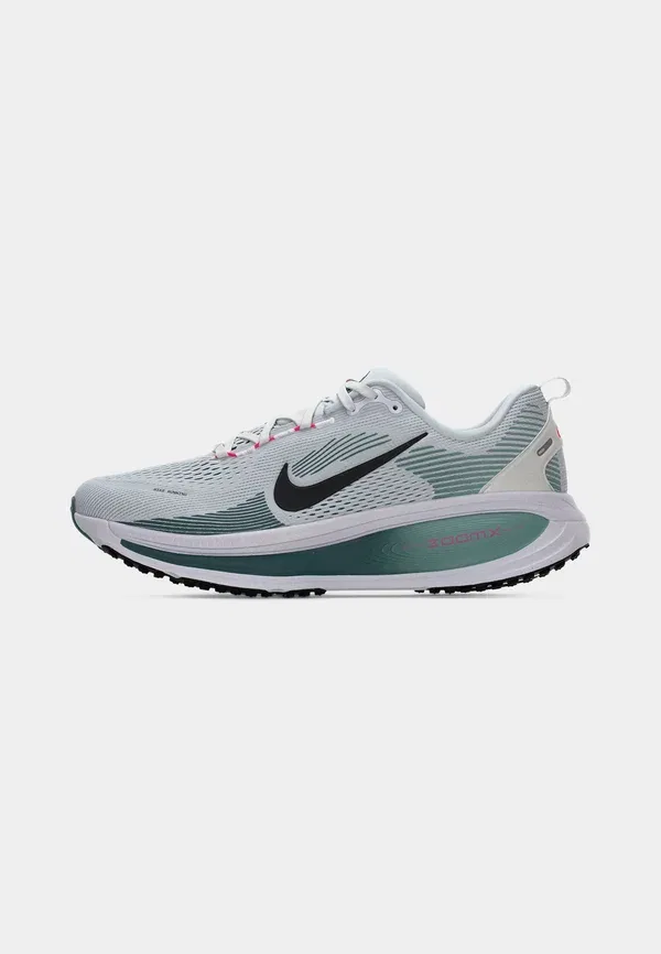Кроссовки для бега по шоссе Nike Performance Vomero 18, белый/черный/минеральный сланец/минеральный/гипер розовый — фото 2