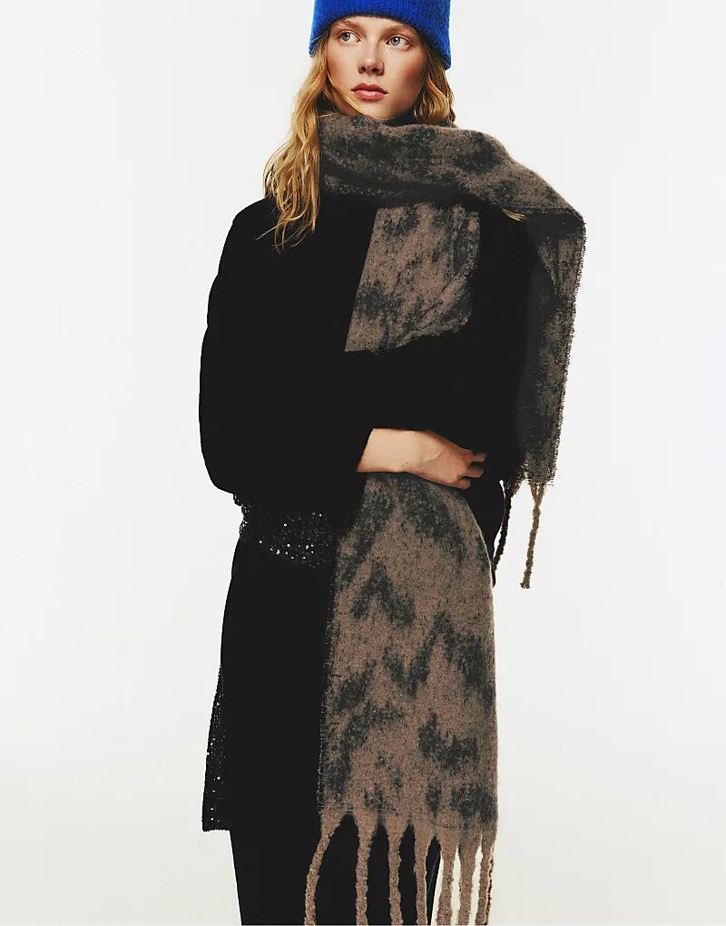 

Шарф с принтом Pull&Bear коричневого цвета