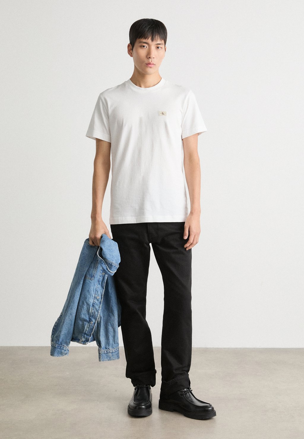 

Базовая футболка LABEL REGULAR TEE Calvin Klein Jeans, белый