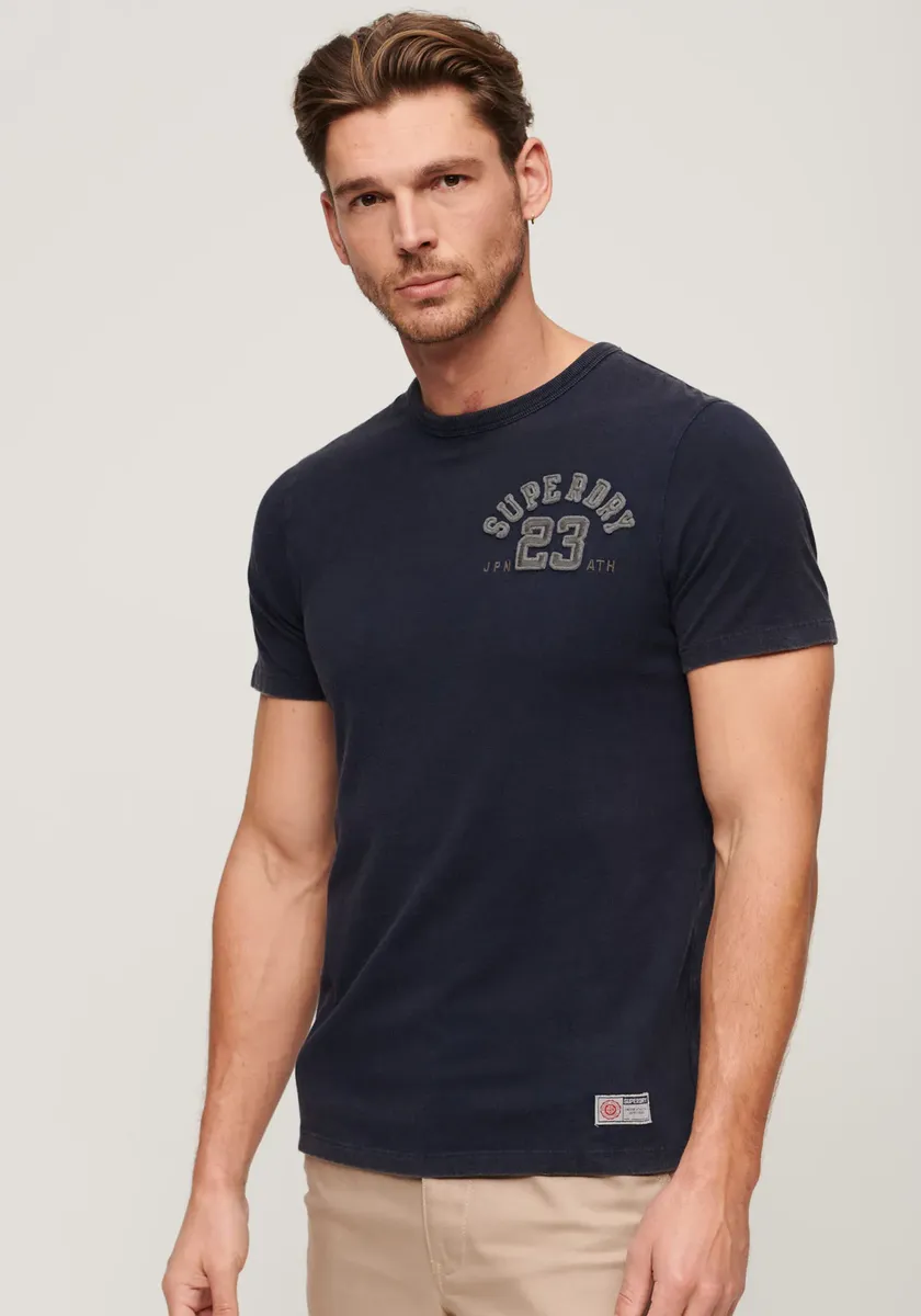 

Футболка Superdry "VINTAGE ATHLETIC CHEST S/S ФУТБОЛКА", цвет Rich Navy