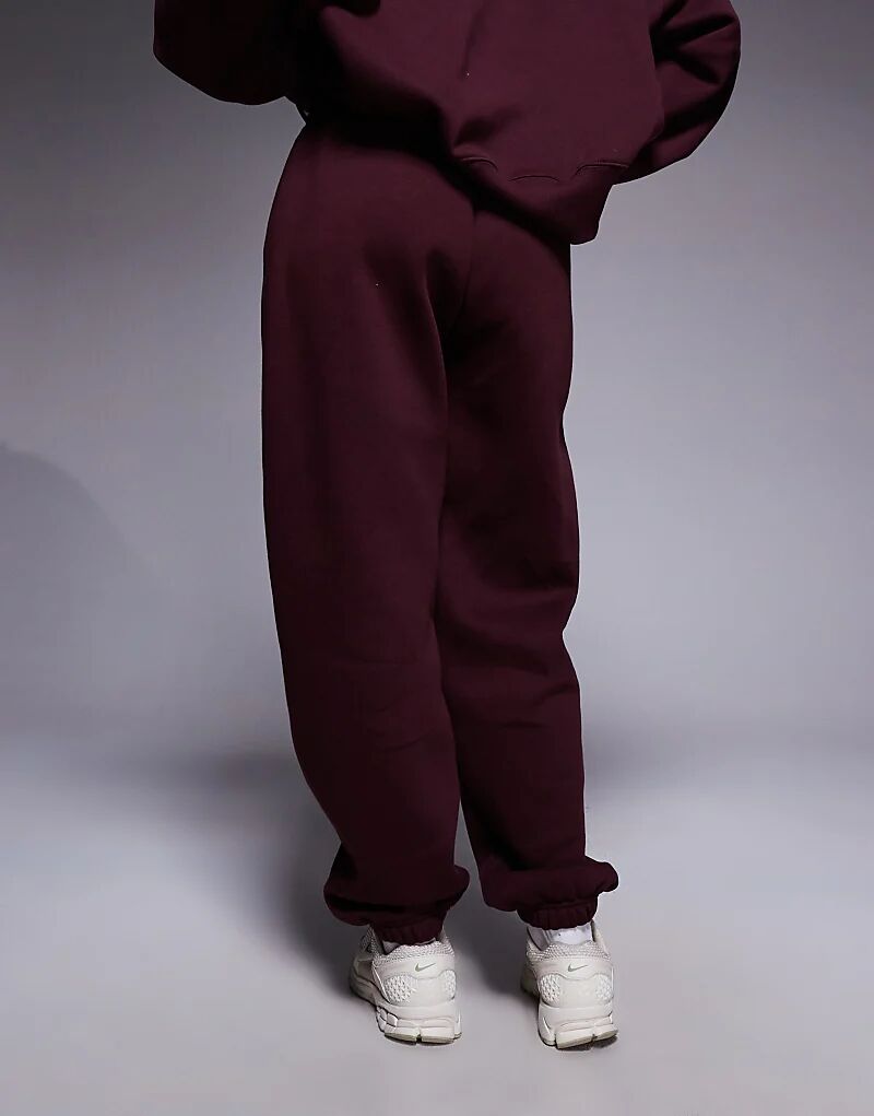 Джоггеры Nike Phoenix Fleece с высокой талией и манжетами свободного кроя бордового цвета — фото 4