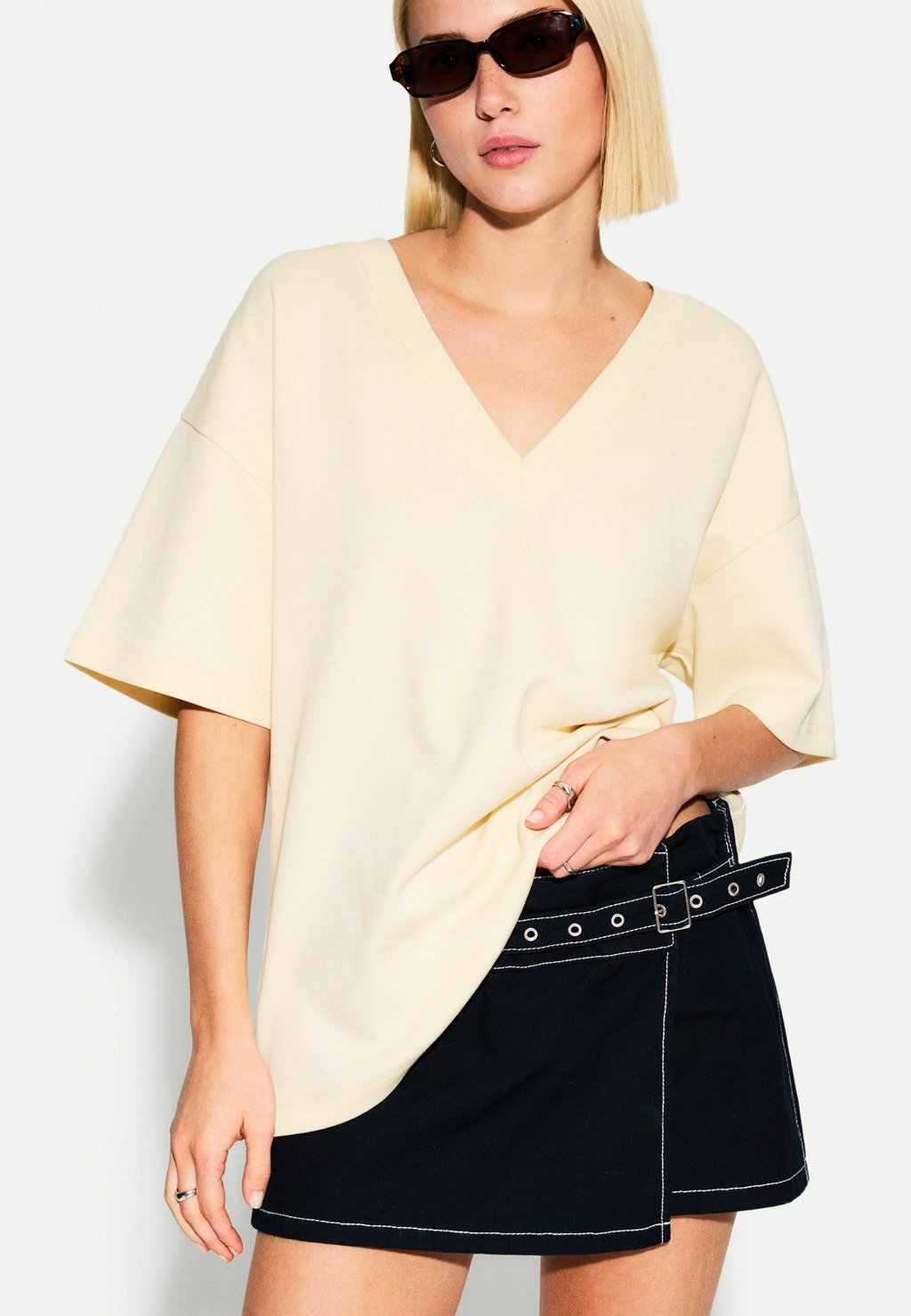 

Базовая футболка SHORT SLEEVE V-NECK Bershka, бежевый
