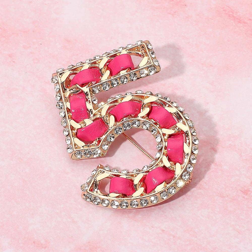 

Брошь с цифрой пять, обрамленная стразами, из искусственной кожи, с резьбой Fashnzfab, золотой/розовый