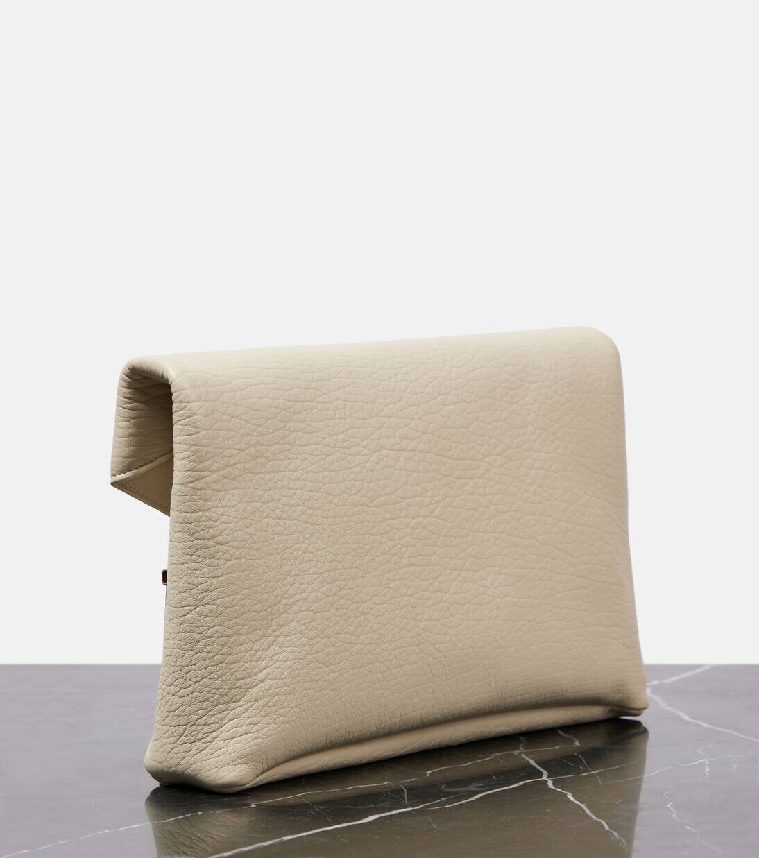 Большой кожаный клатч Cassandre Saint Laurent, цвет crema soft — фото 4