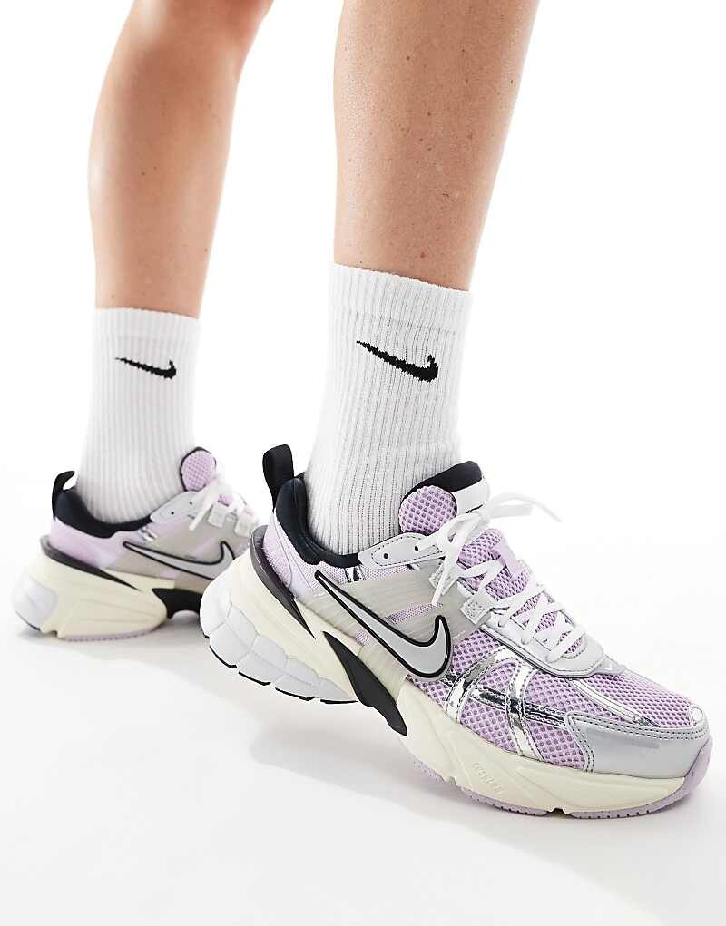

Серебристые и виноградные кроссовки Nike V2K Run
