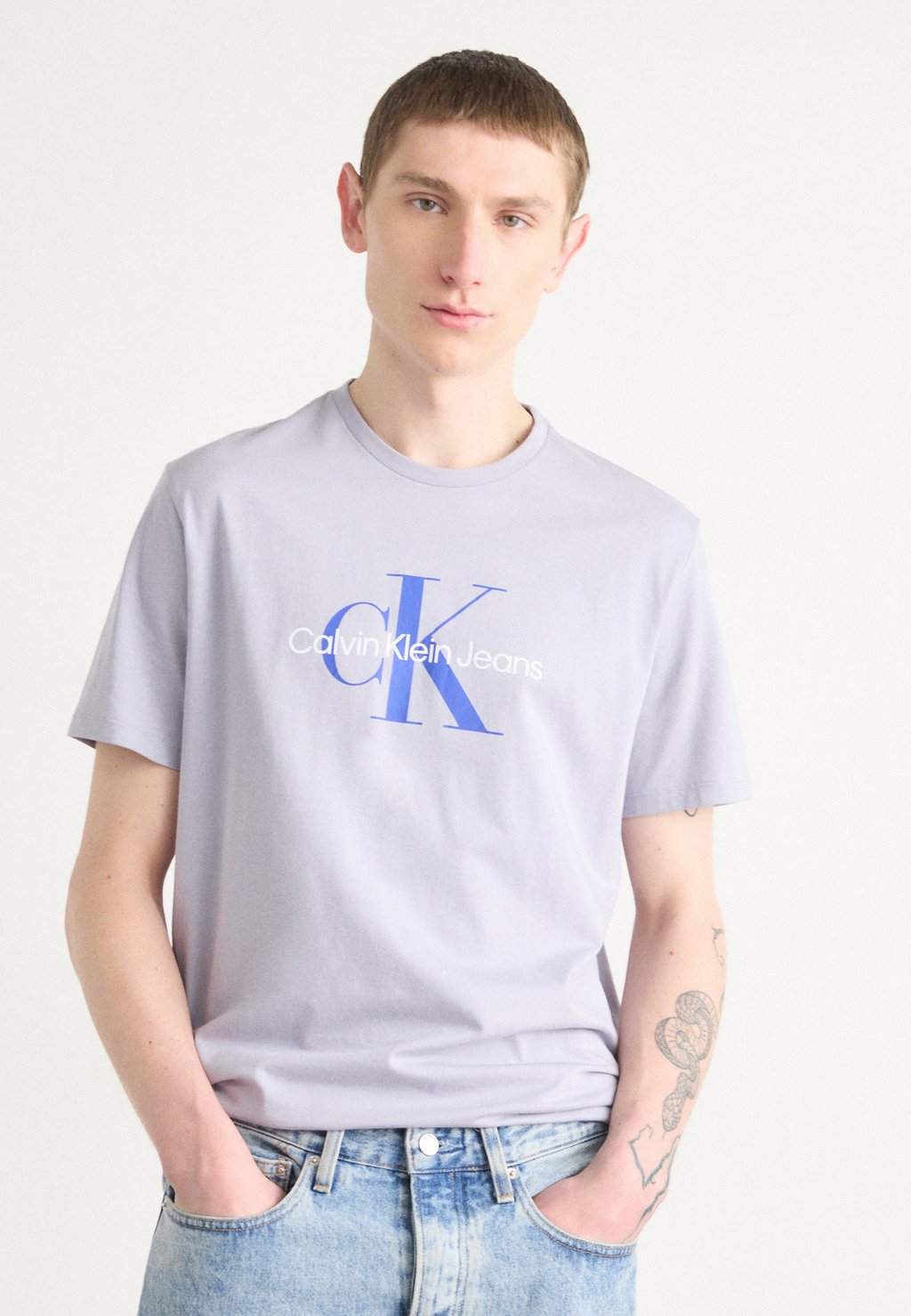 

Футболка с принтом HERO MONOLOGO TEE Calvin Klein Jeans, сиреневый