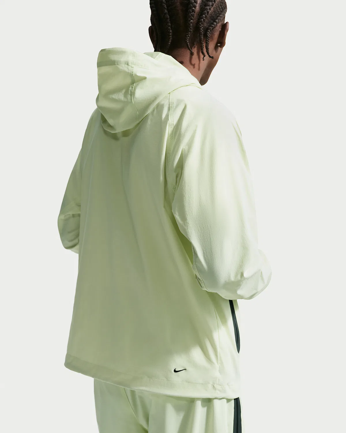 Мужская куртка Windrunner Dri-FIT Woven Full-Zip Nike Tech, Light Liquid Lime/Light Liquid Lime/Black — фото 2