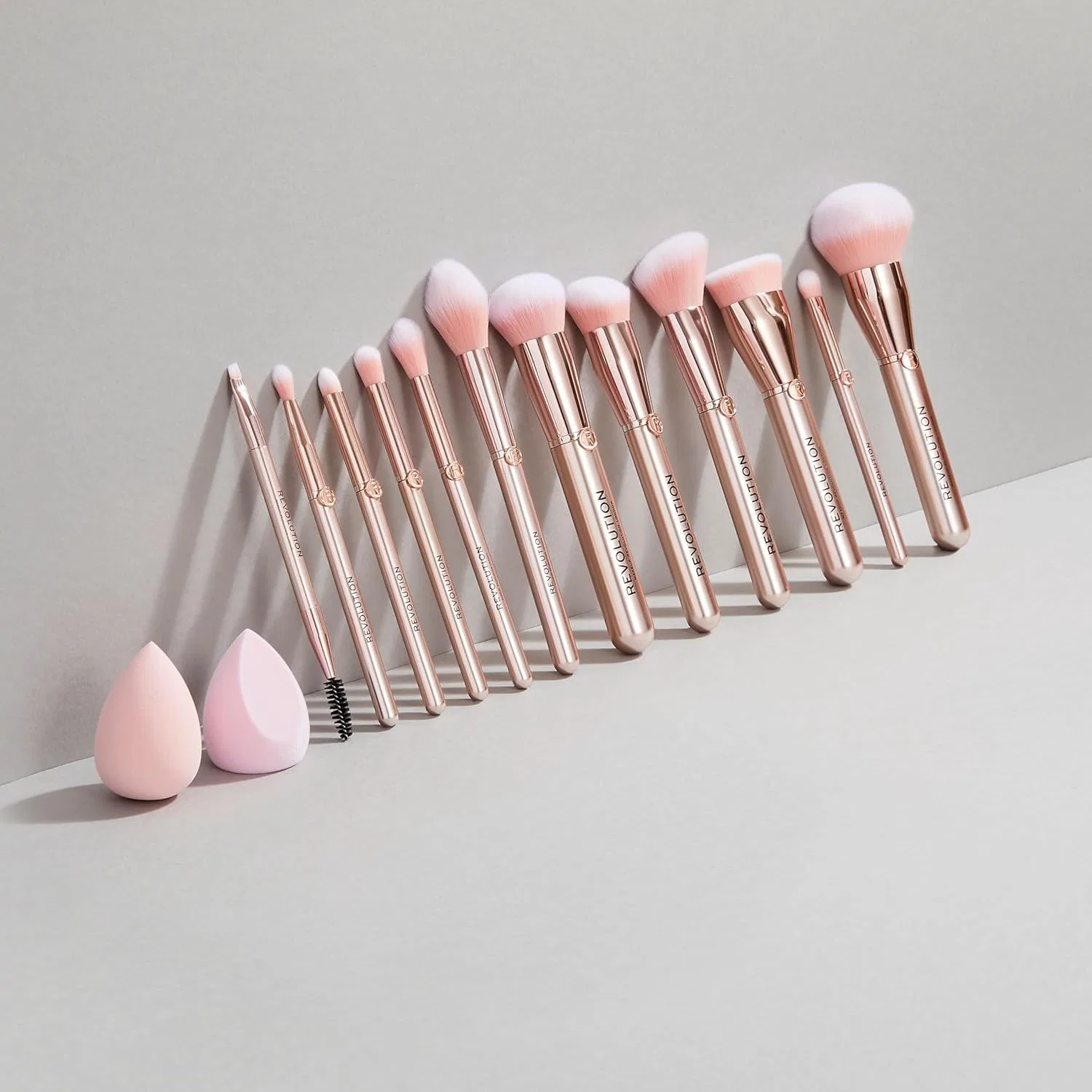 Пушистая кисть для растушевки «Create Fluffy Blending Brush R4» от Revolution Revolution Beauty London — фото 3