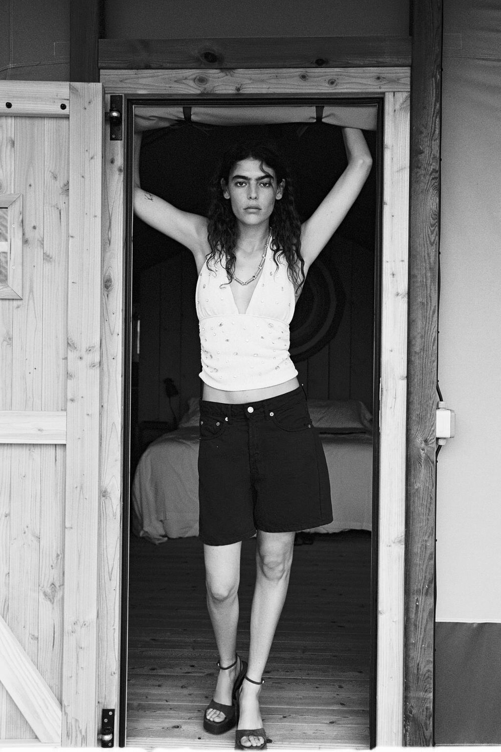 

Топ рустик-халтер со стразами ZARA, экрю