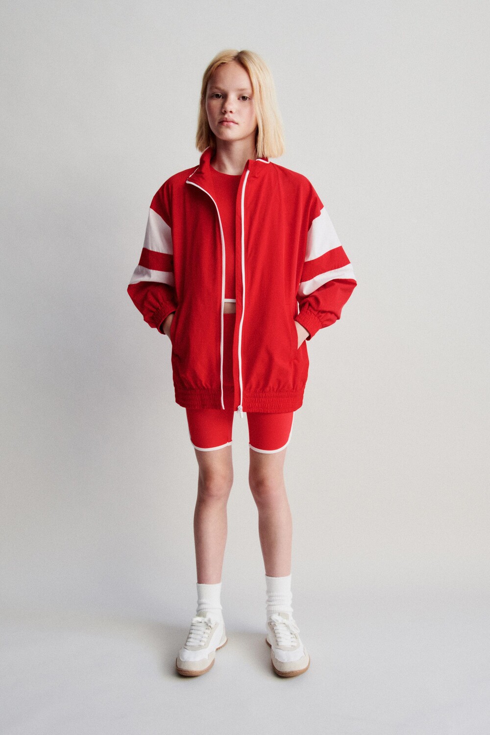 

Контрастная куртка ZARA, красный