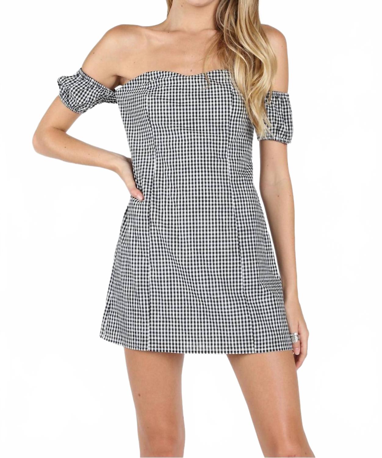 

Черное платье в клетку с открытыми плечами Honey Punch