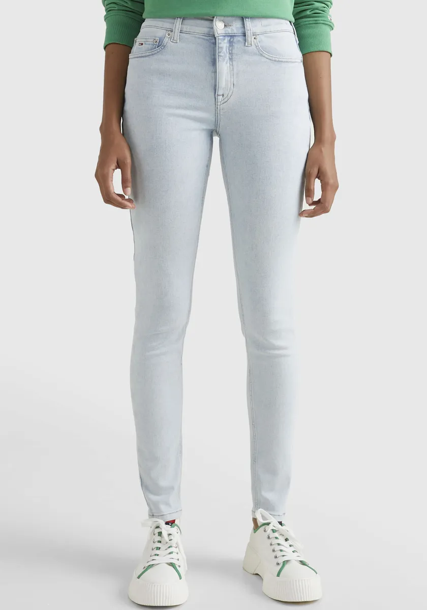 

Джинсы скинни Tommy Jeans "Nora" со значком Tommy Jeans и кокеткой сзади, цвет Light Denim