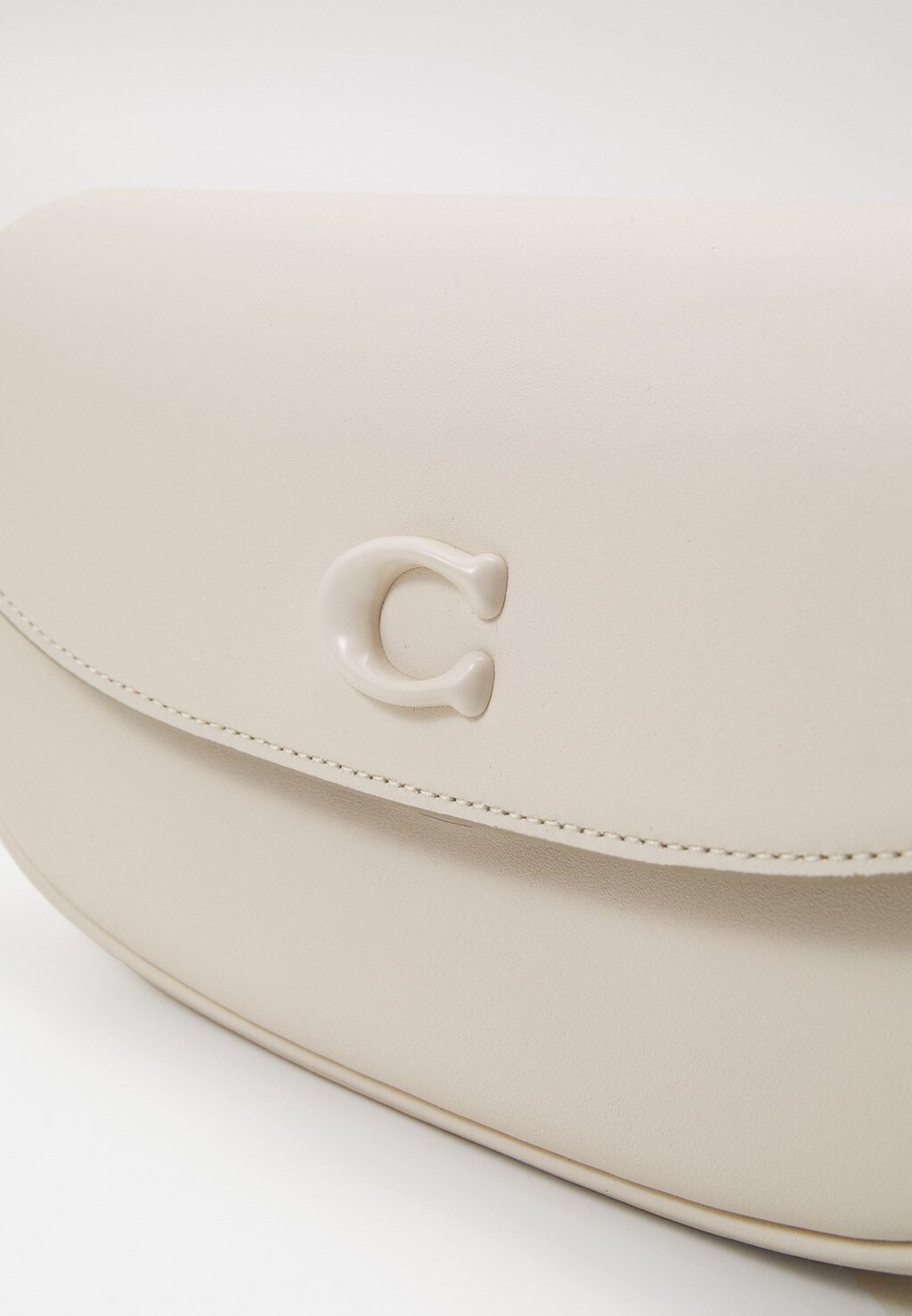 

Сумочка Monochrome Emmy Saddle Bag Coach, кремовый