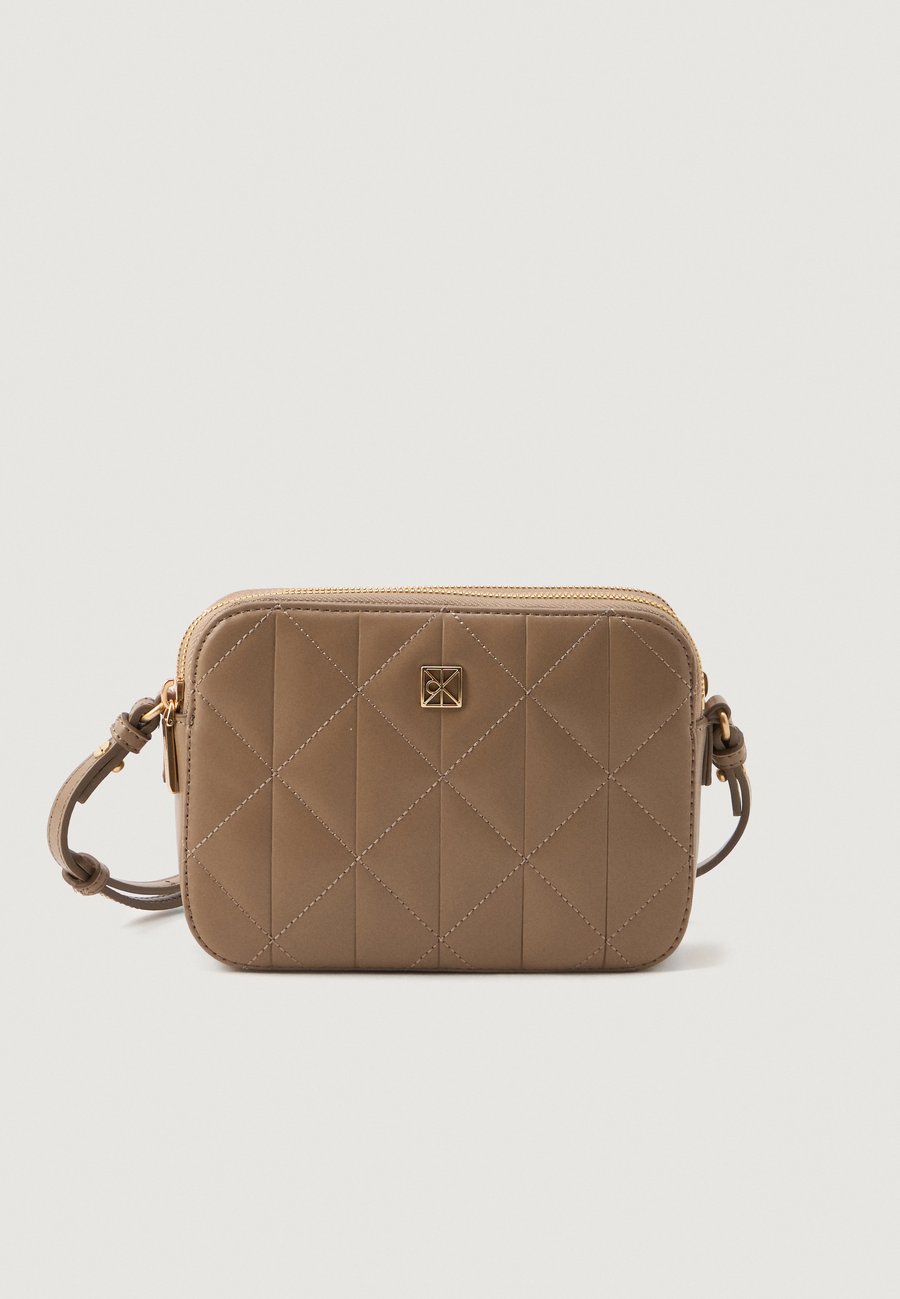 

Сумка кросс-боди Calvin Klein QUILTED CAMERA BAG, Desert Taupe/Taupe