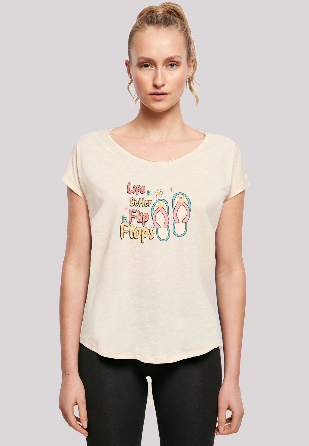

Футболка с принтом LIFE IS BETTER IN FLIP FLOPS F4NT4STIC, песочный