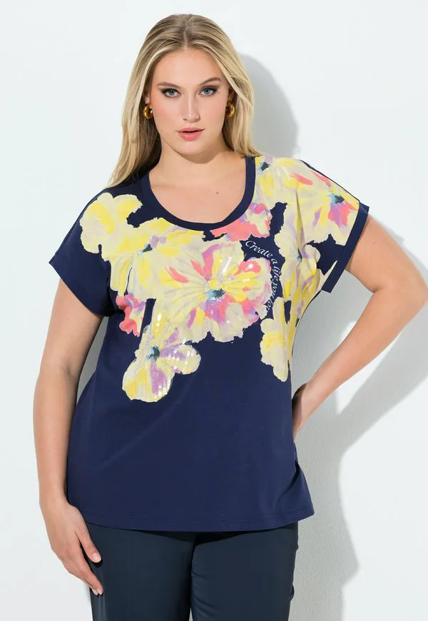 

Футболка с принтом в виде цветочного мотива, выполненного акварелью и украшенного пайетками. Ulla Popken, Universe, Синий, Футболка с принтом в виде цветочного мотива, выполненного акварелью и украшенного пайетками. Ulla Popken, Universe