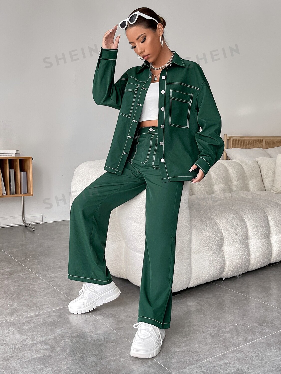

Рубашка EZwear с контрастной строчкой, заниженной линией плеч и широкими брюками Shein, темно-зеленый