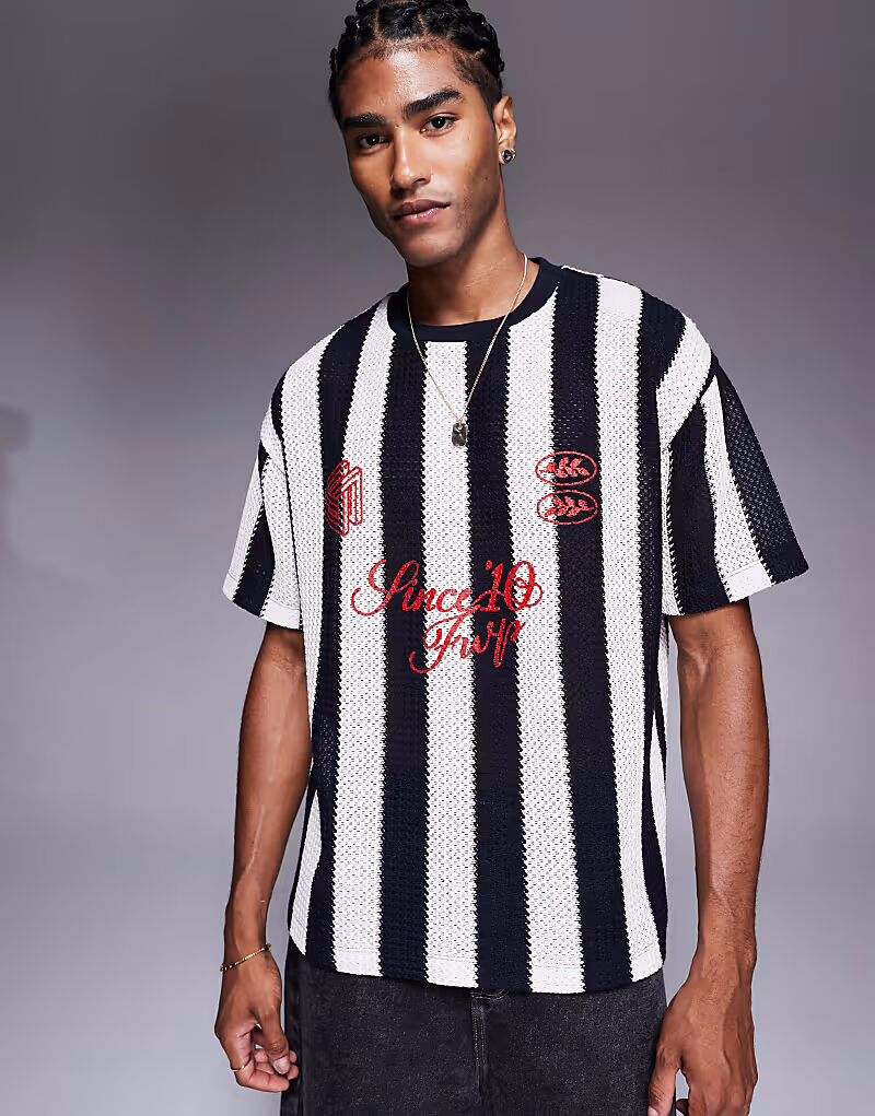

Футболка ASOS DESIGN свободного кроя в черно-белую полоску со спортивной графикой, связанная крючком