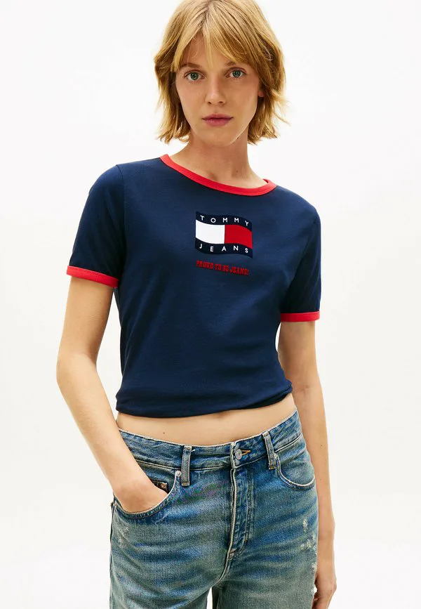 

Футболка с контрастным принтом в виде волнистого флага Tommy Jeans, Dark Blue, Синий, Футболка с контрастным принтом в виде волнистого флага Tommy Jeans, Dark Blue