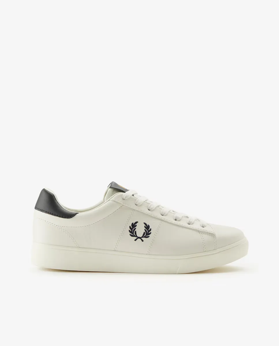 

Белые кожаные кроссовки унисекс с боковым логотипом Fred Perry, цвет Crudo