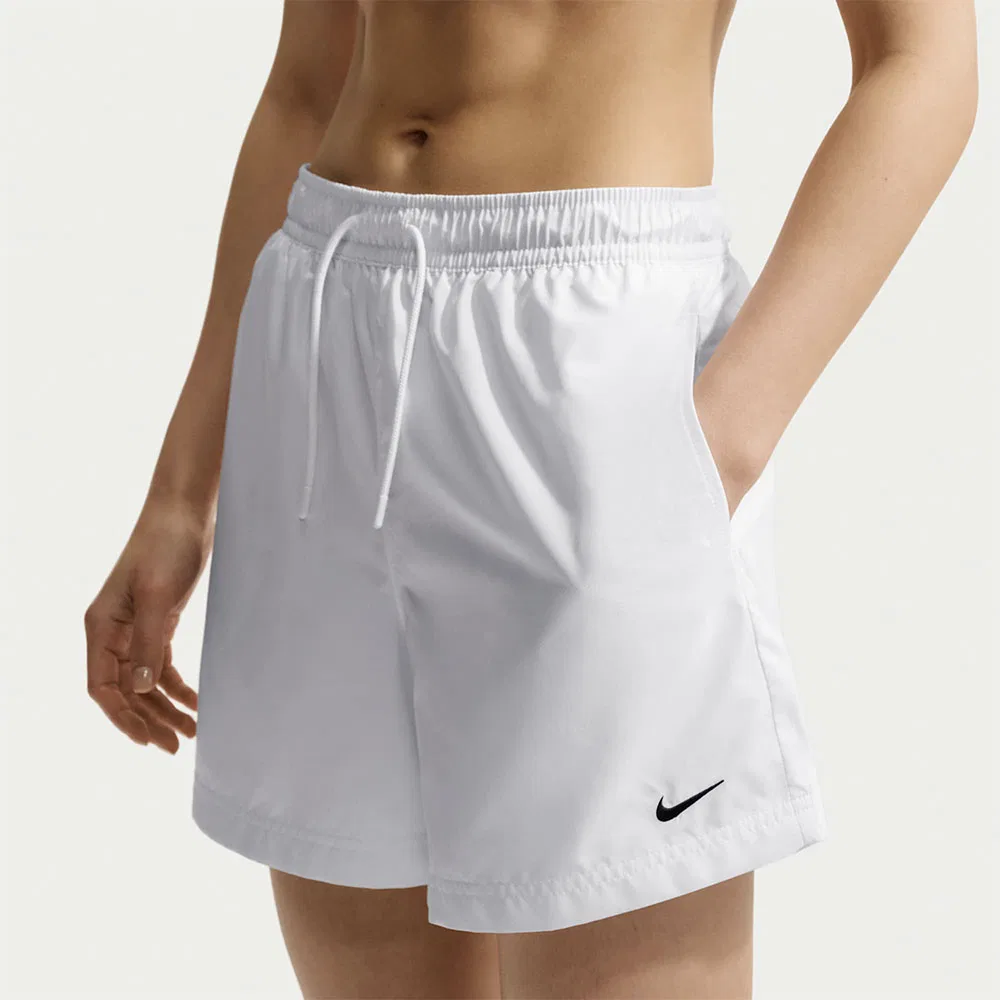 Женские спортивные тканые шорты средней посадки белые с чёрным от Nike