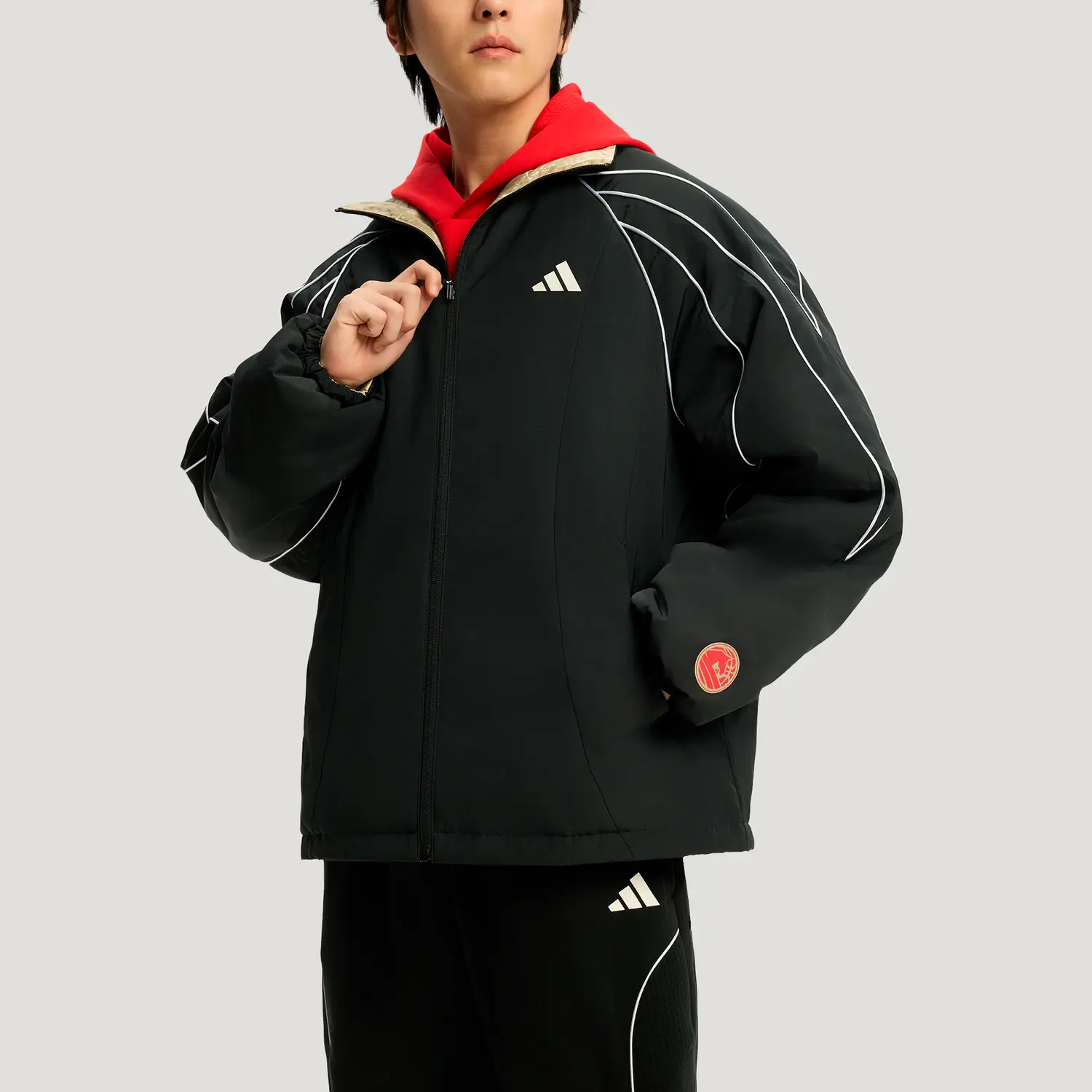 Куртка BASKETBALL FW25 Puffer для мужчин Adidas, черный/miracle золотой (includes 3 pairs of adidas socks) — фото 4