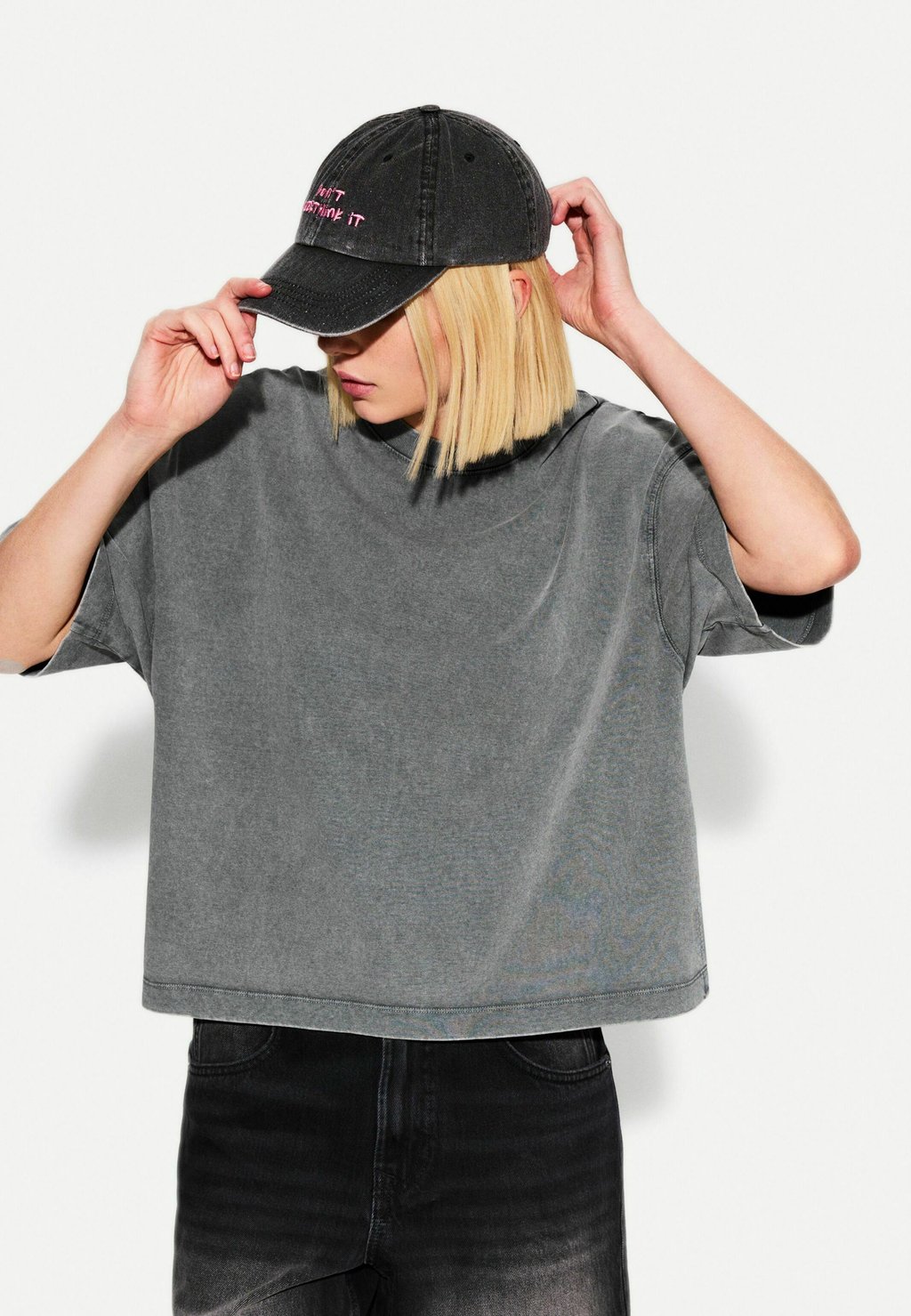 

Базовая футболка HEAVY BOXY FIT SHORT SLEEVE Bershka, темно-серый