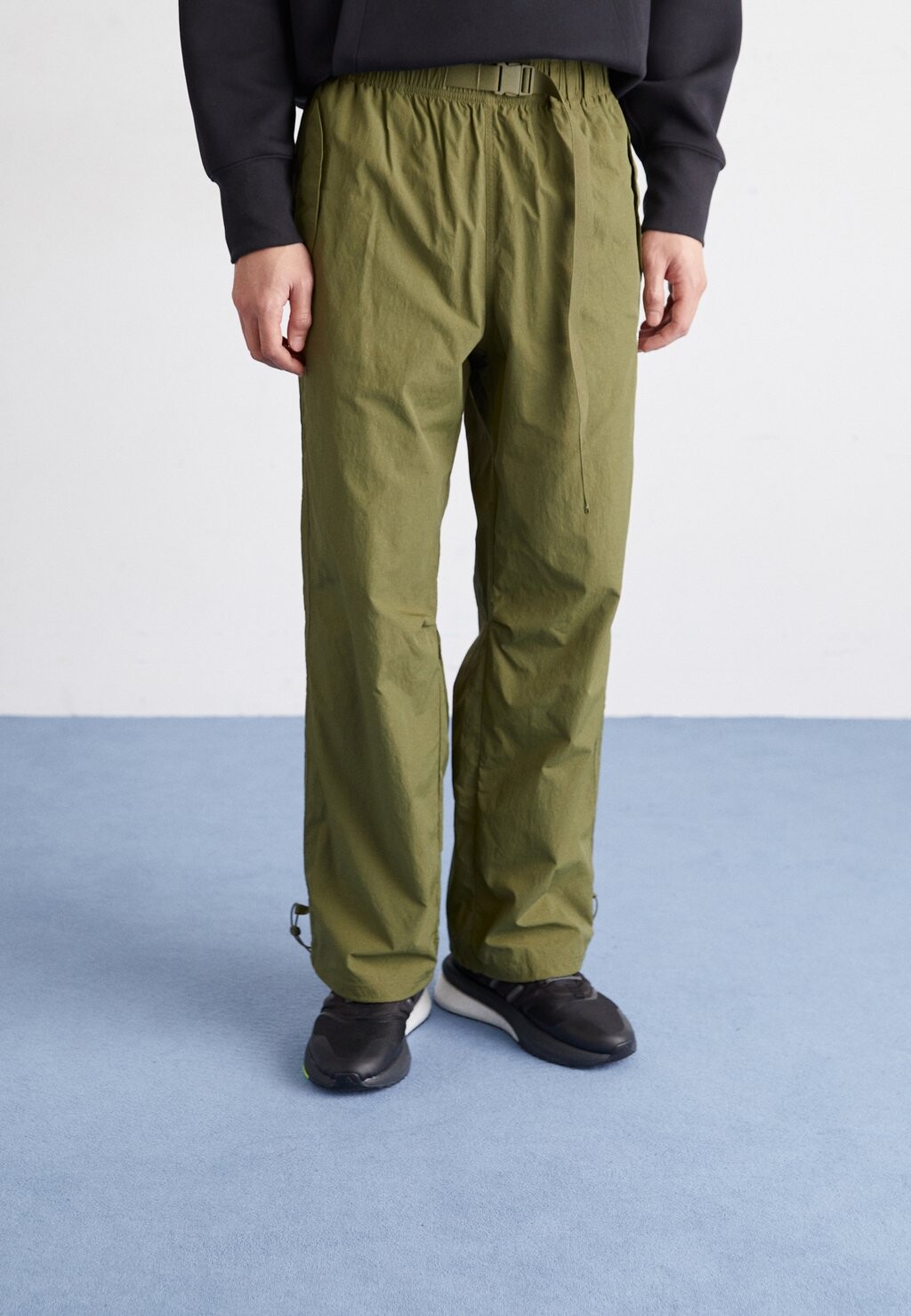 

Брюки Pants adidas Originals, цвет focus olive