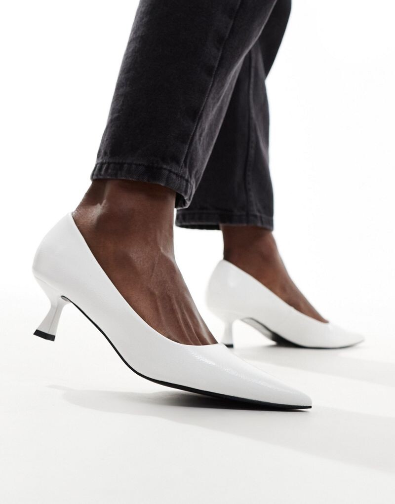 

Белые туфли на низком каблуке ASOS Street