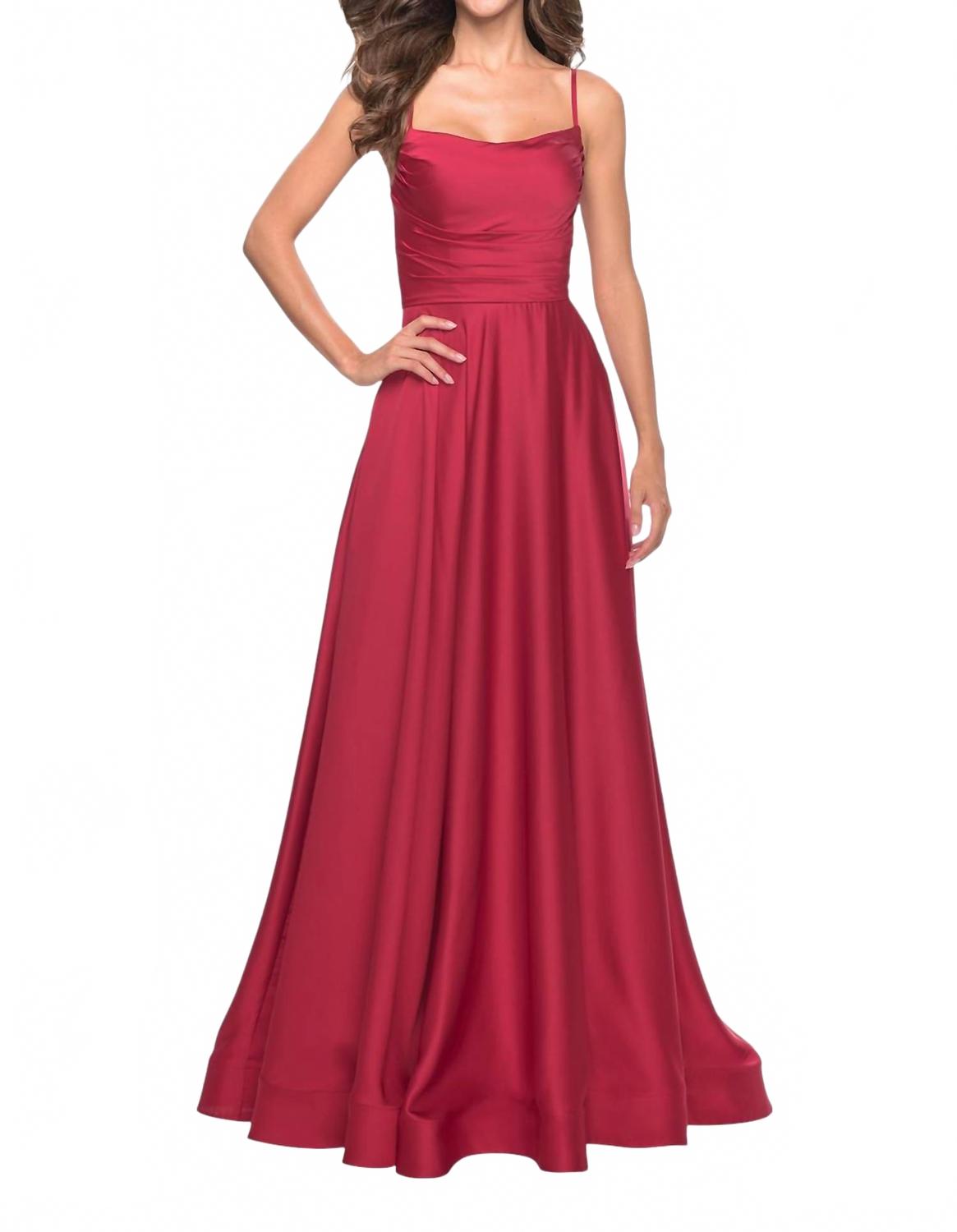 

Красное сатиновое платье-футляр с расклешенным подолом La Femme