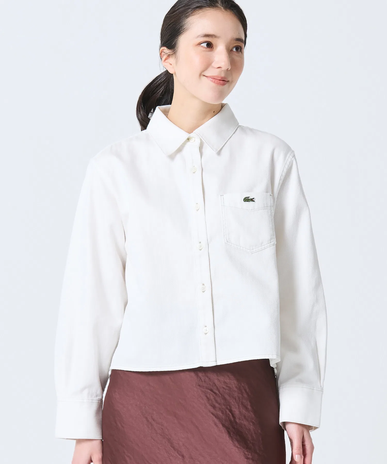 Рубашка джинсовая LACOSTE белая укороченная — фото 4