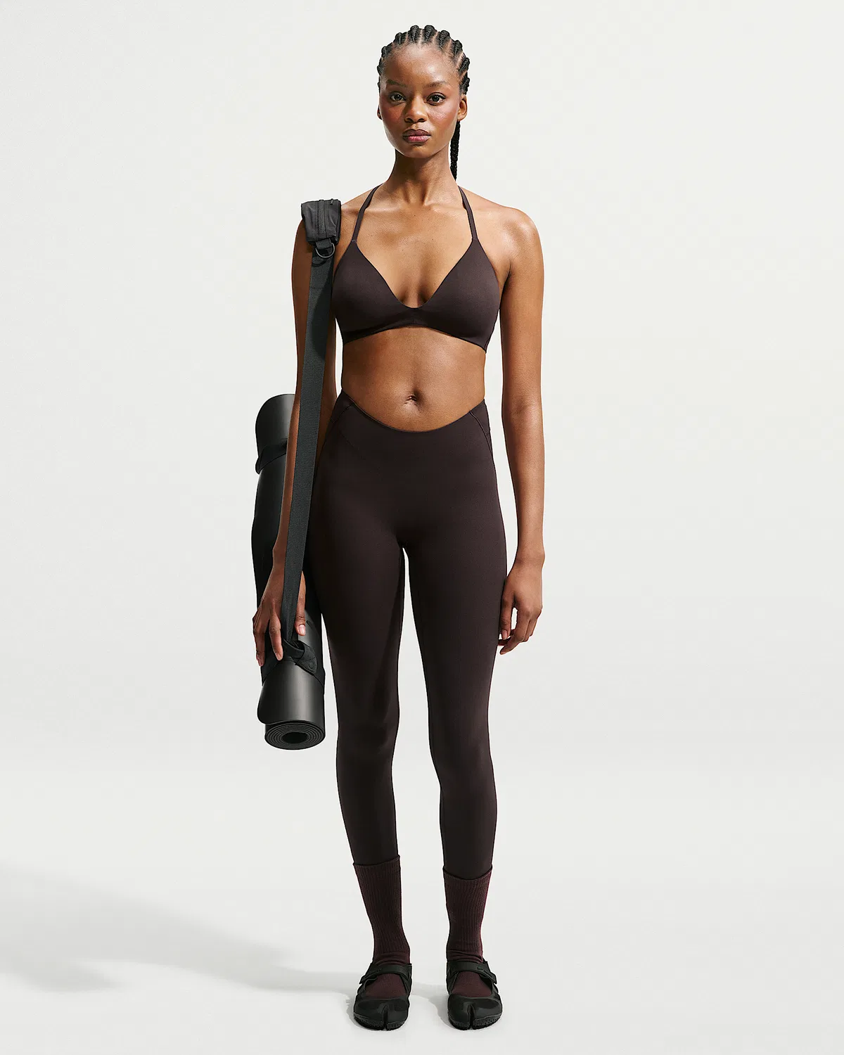 Женский спортивный бюстгальтер Triangle NikeSKIMS Studio Stretch, NSKM Dark Roast/NSKM Dark Roast — фото 4