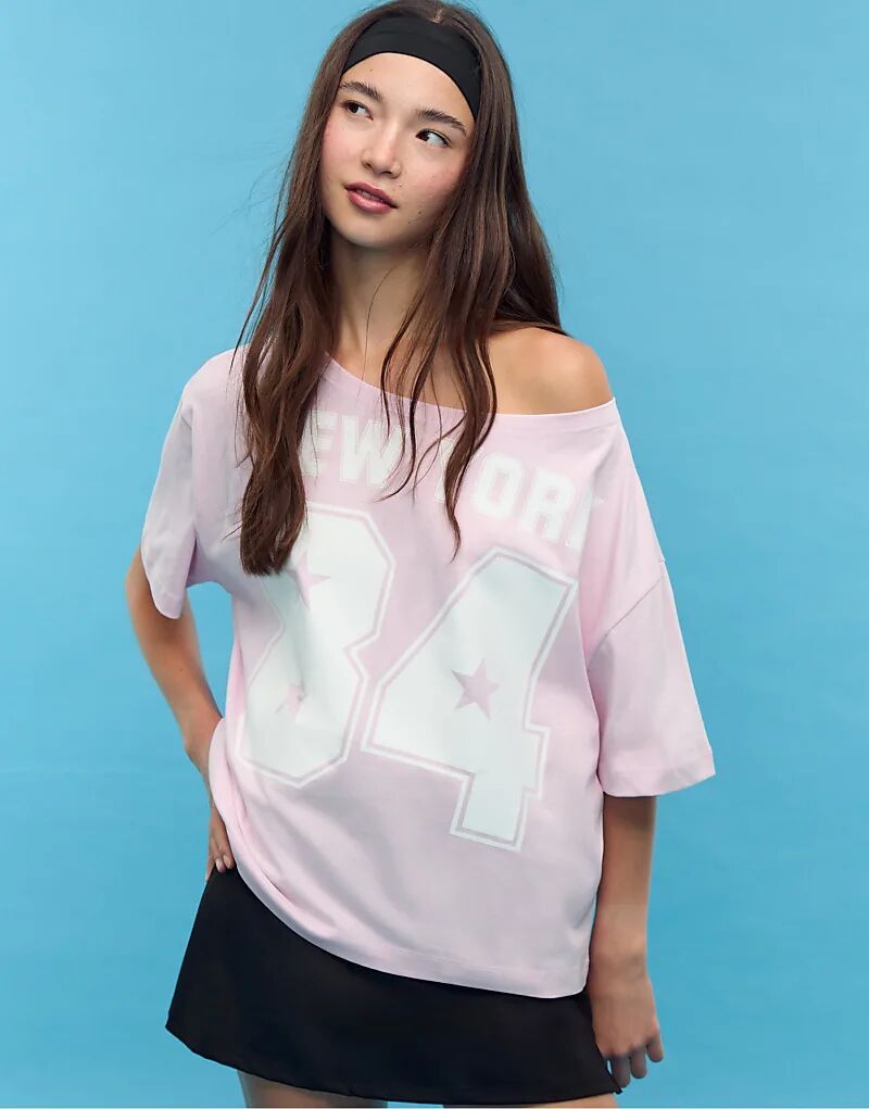 

Футболка Stradivarius Printed с вырезом-лодочкой пастельно-розового цвета
