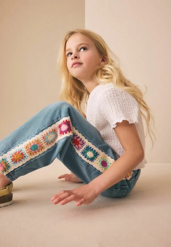 Джинсы свободного кроя с вышитой боковой лентой Next, Blue Denim — фото 4