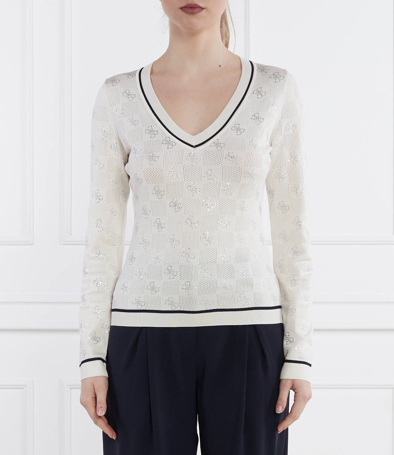 

Свитер GUESS Regular Fit, кремовый