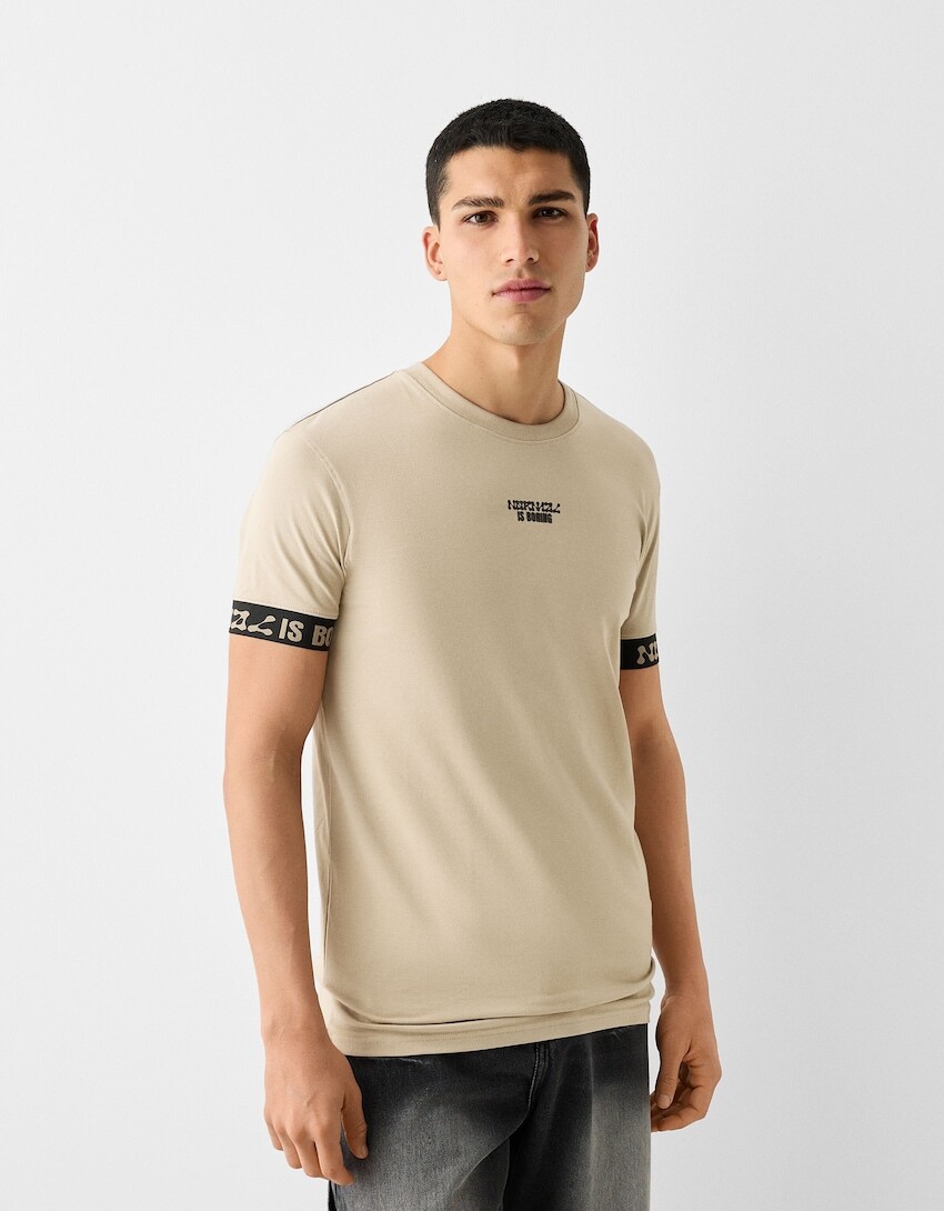 

Футболка приталенного кроя, с короткими рукавами и полосками Bershka, верблюжий
