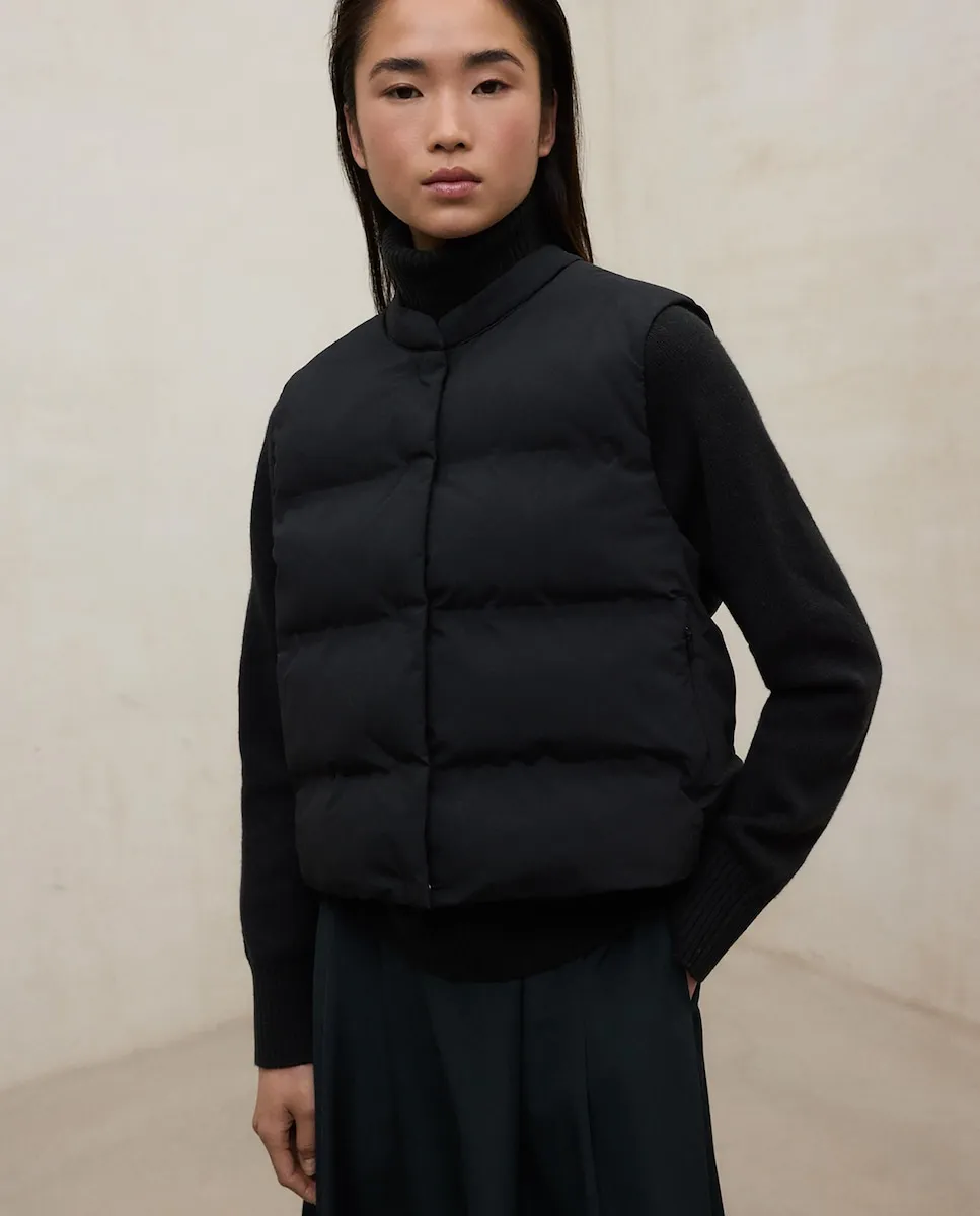 

Женский жилет с скрытой застежкой и боковыми карманами на молнии Ecoalf, черный