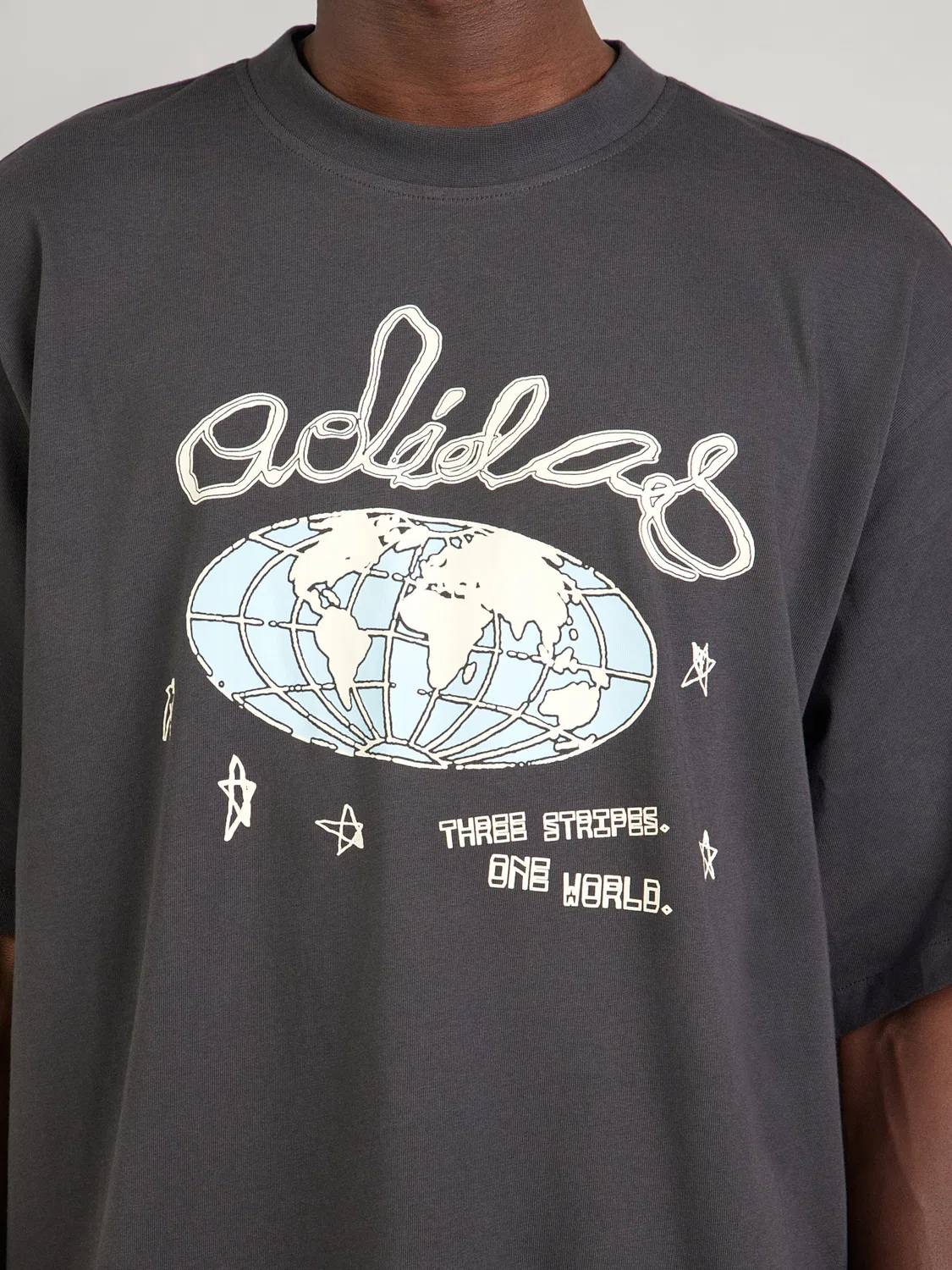 Футболка Adidas Originals ONE WORLD черного цвета — фото 2