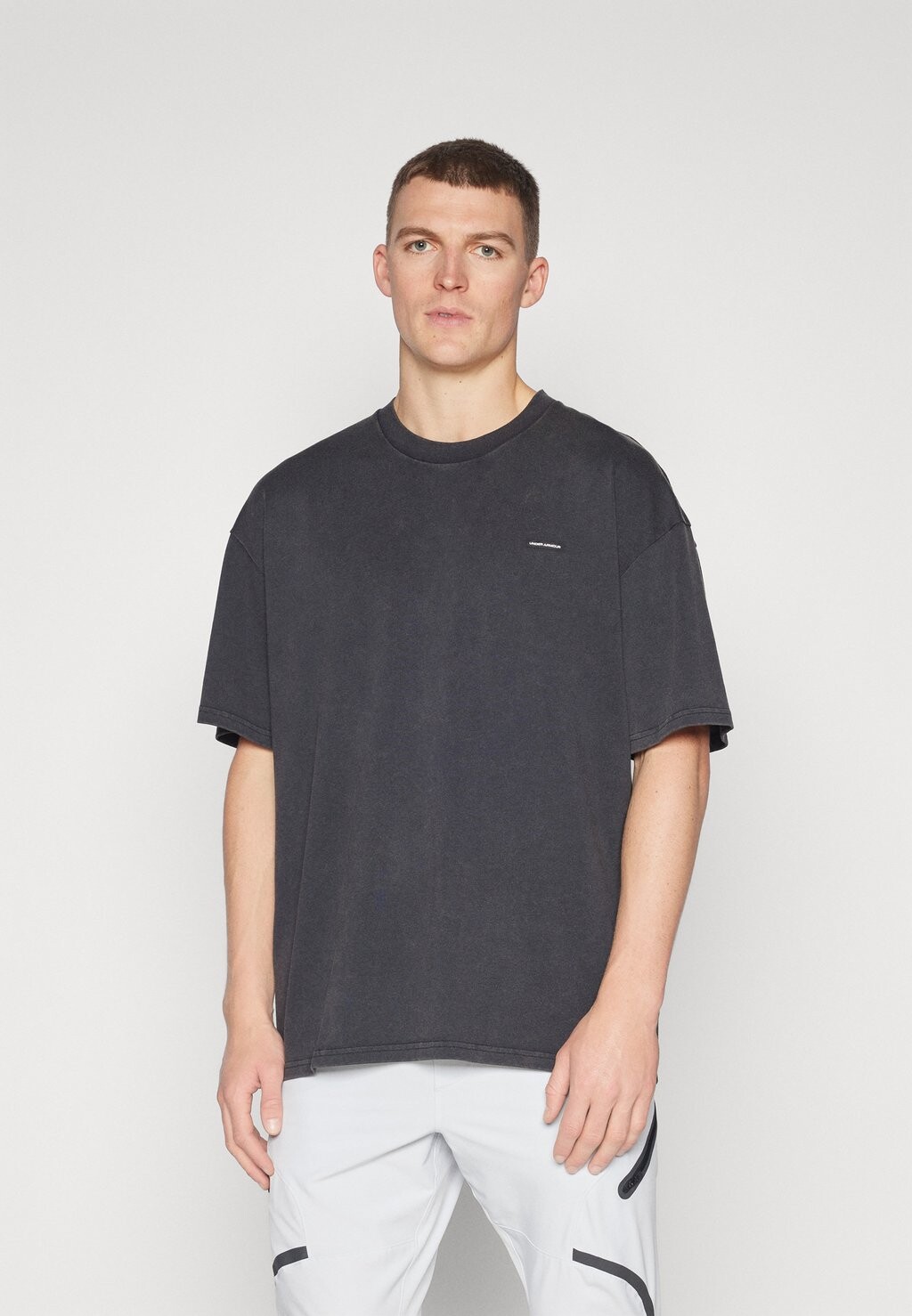 

Принт на футболке LOGO WASH Under Armour, черный