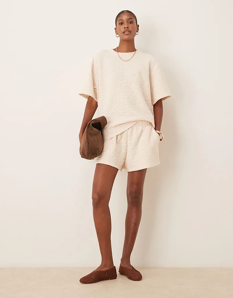 

Короткие шорты ASOS DESIGN из цветочного жаккарда кремового цвета