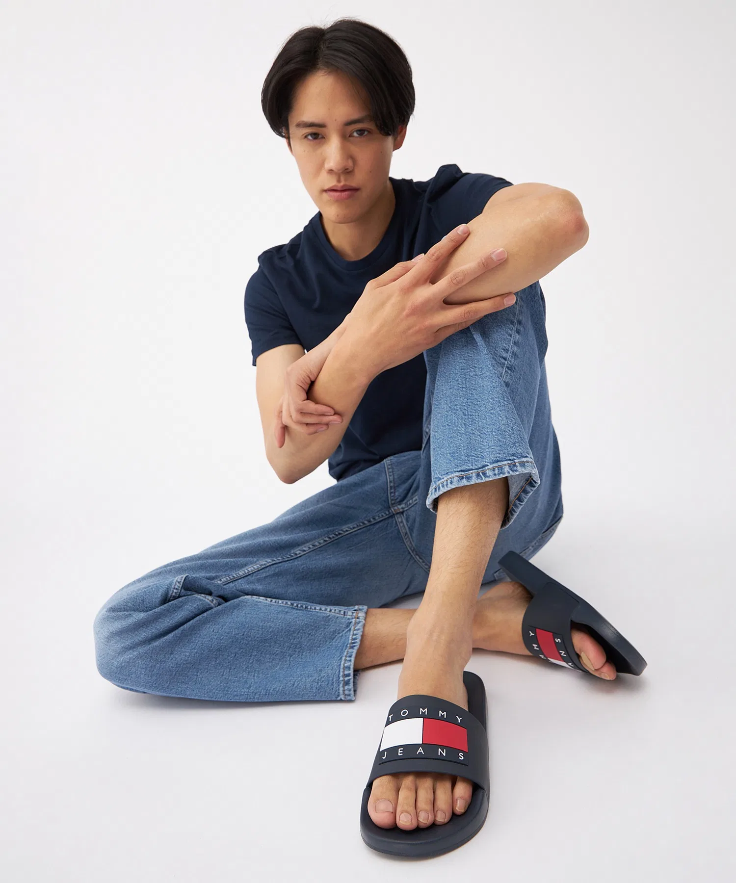 Мужские шлепанцы TOMMY JEANS для бассейна — фото 2