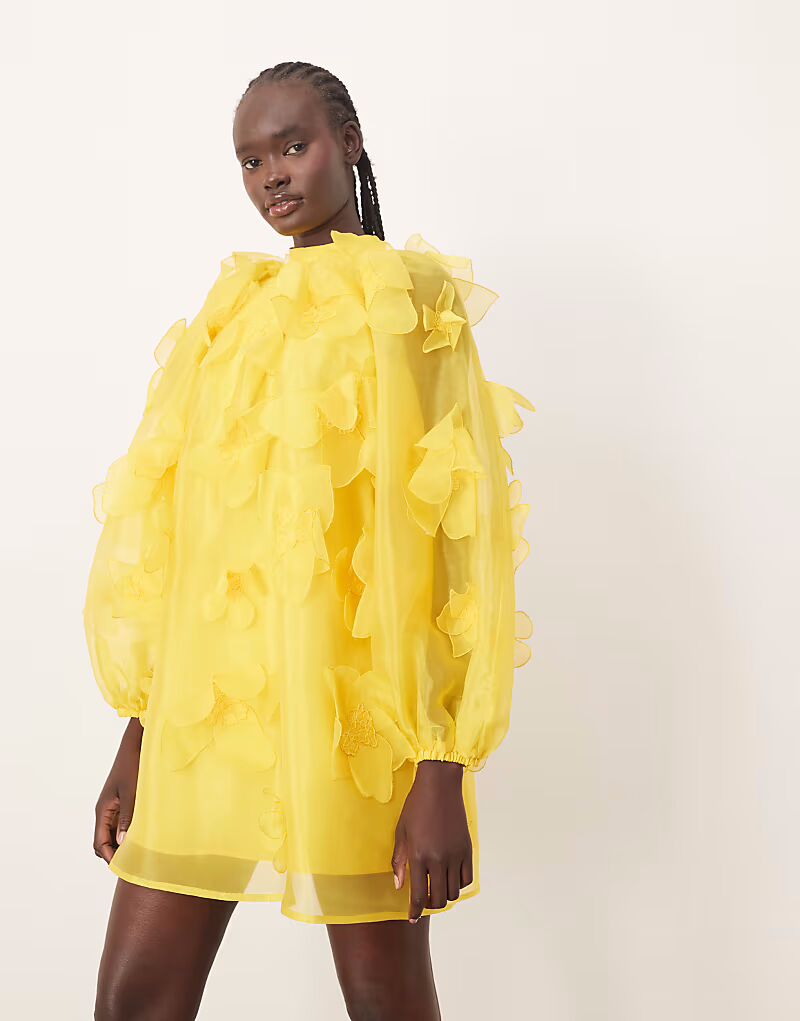 

Мини-платье-трапеция из органзы с цветочной аппликацией и высоким воротом желтого цвета Arrange