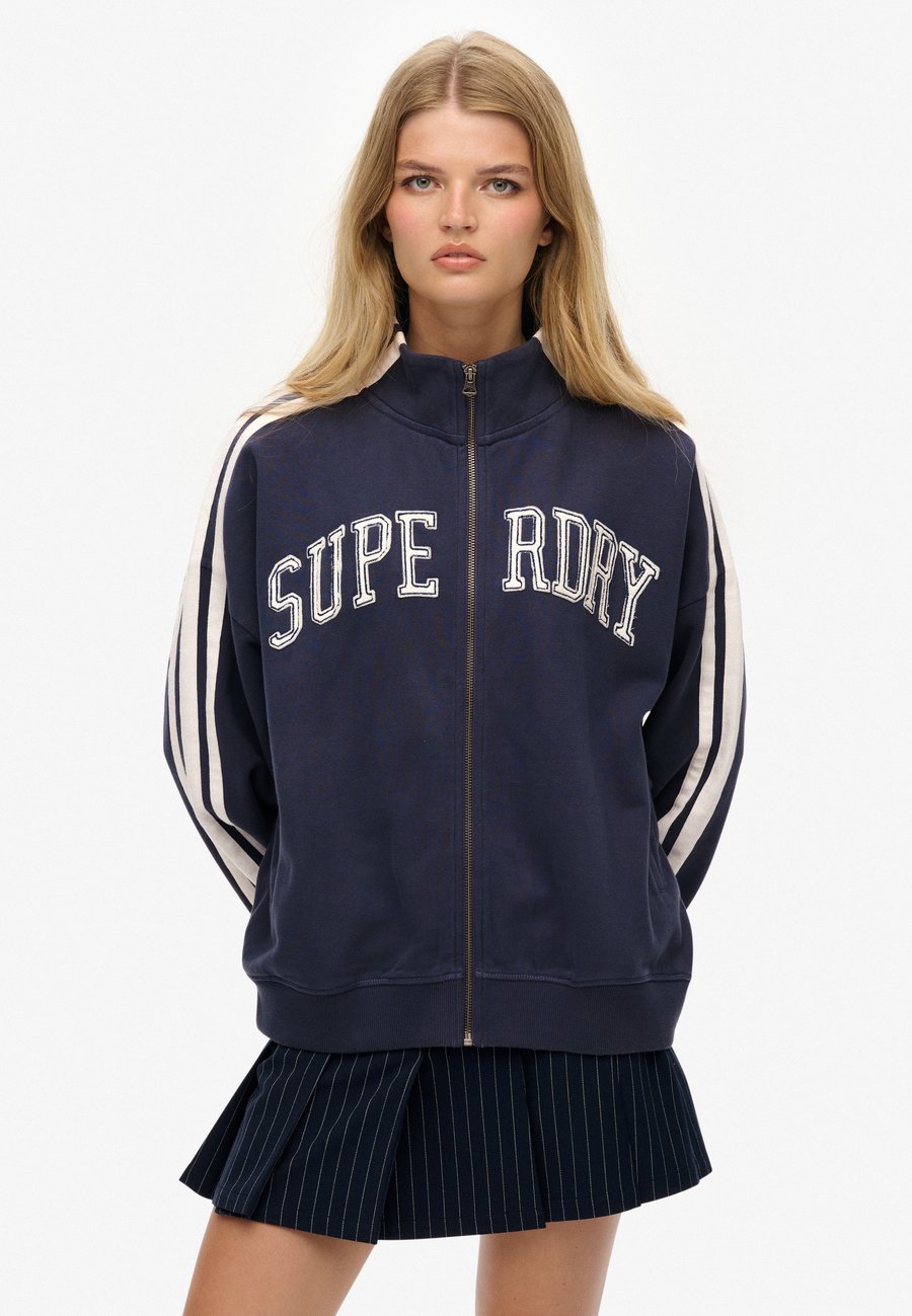

Толстовка Superdry & Co ATHLETIC ESSENTIALS APPLIQUE LOOSE TRACK , Mariner Navy/Blue